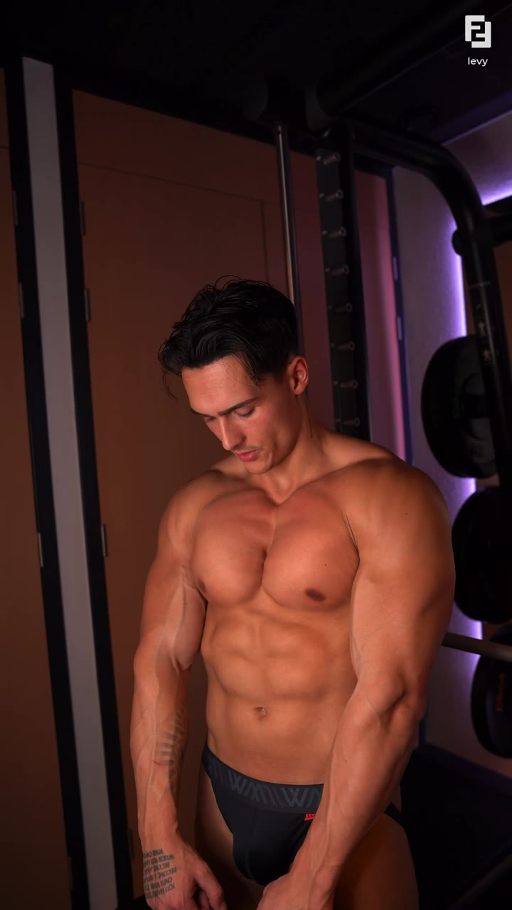 46  Muscle daddy Levy Van Wilgen Gay Cock Cum