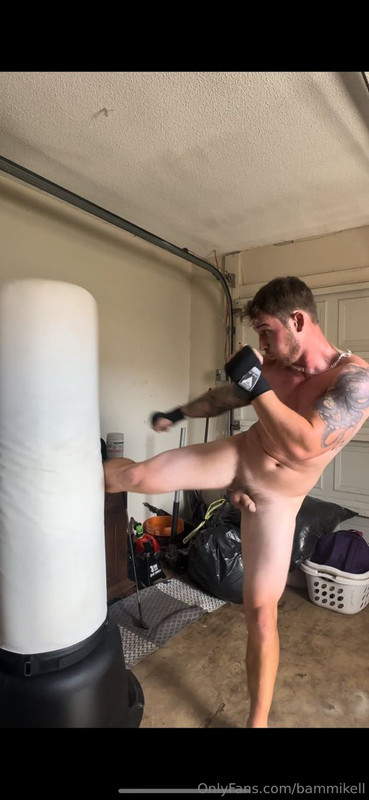32 Sexy hunk Bam Mikell bammikell OnlyFans porn