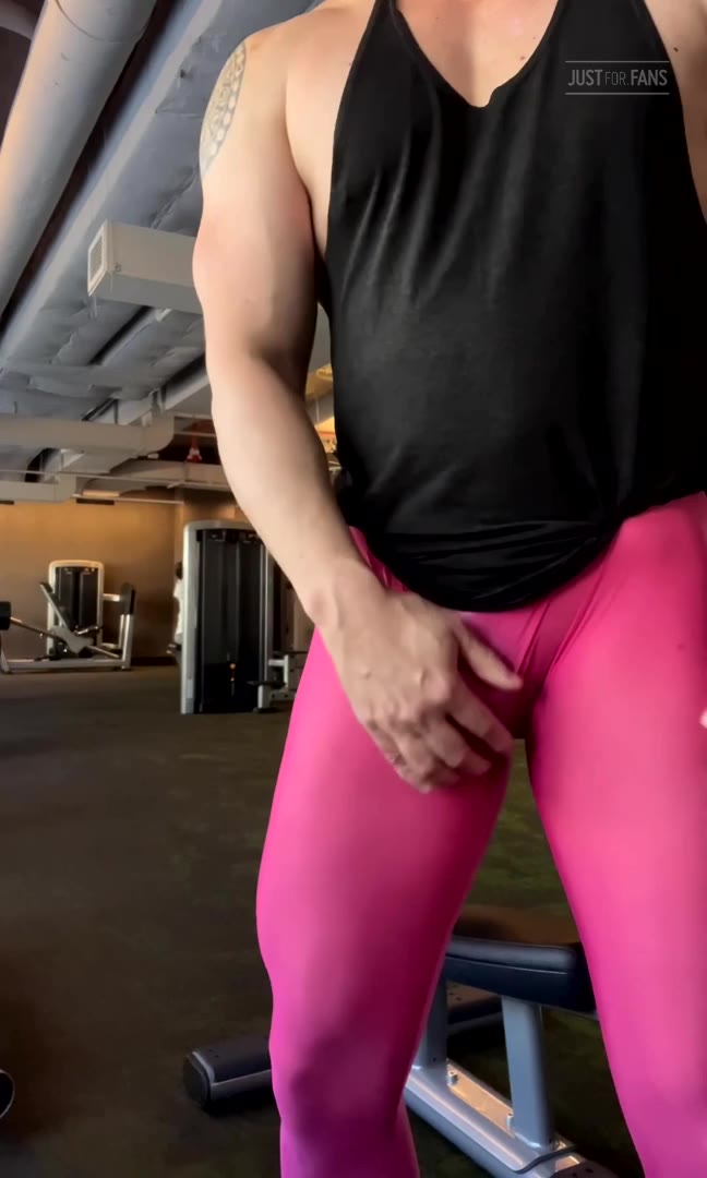 584  Beefy hunk Wiccan gymbulge gym.bulge OnlyFans porn