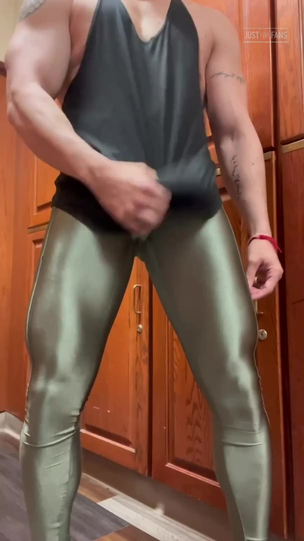 591  Beefy hunk Wiccan gymbulge gym.bulge OnlyFans porn