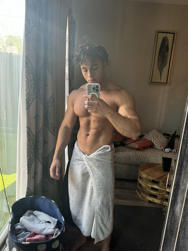 8 Sexy Muscle hunk