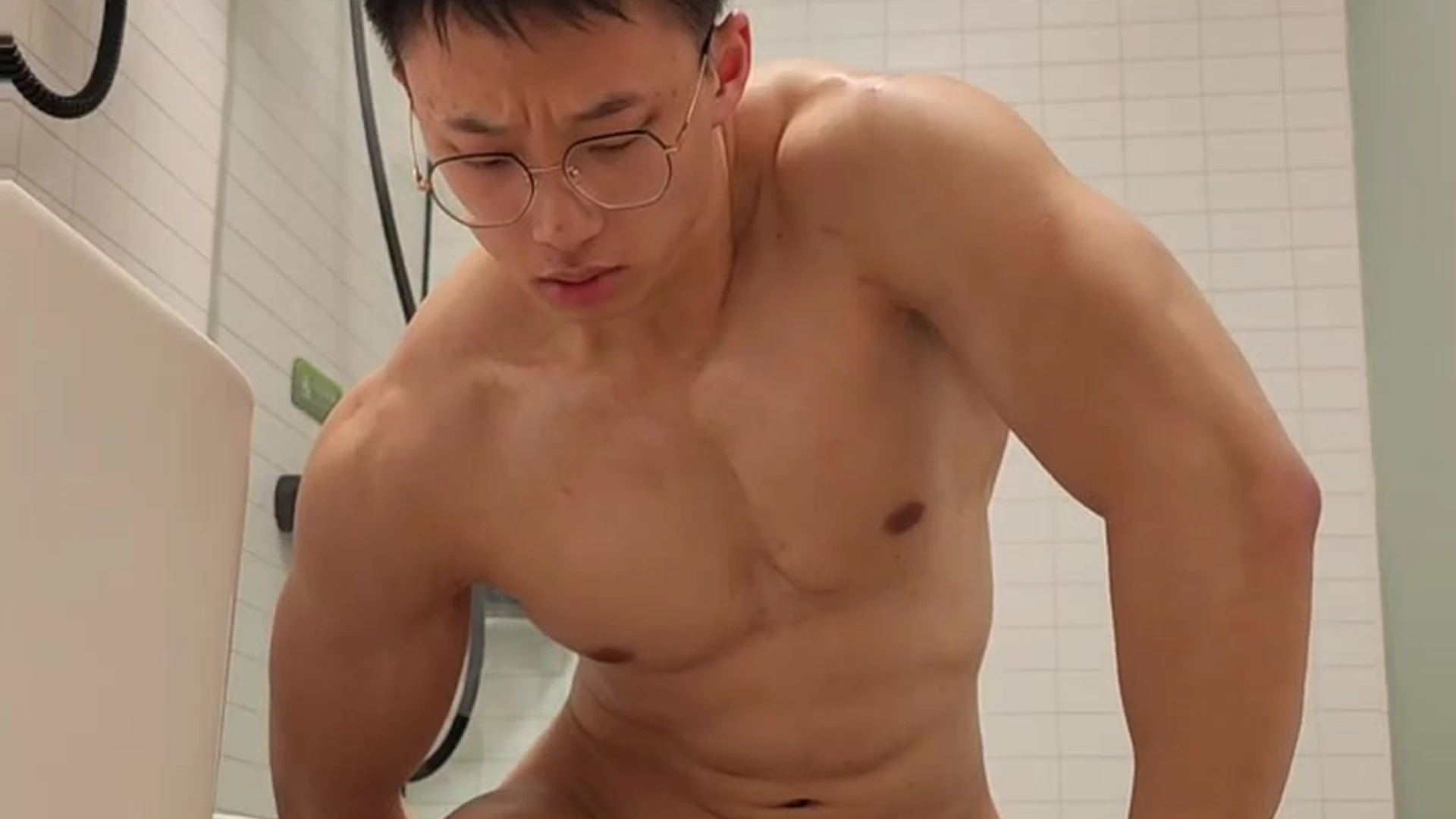 170 Asian Bodybuilder plays with his ass