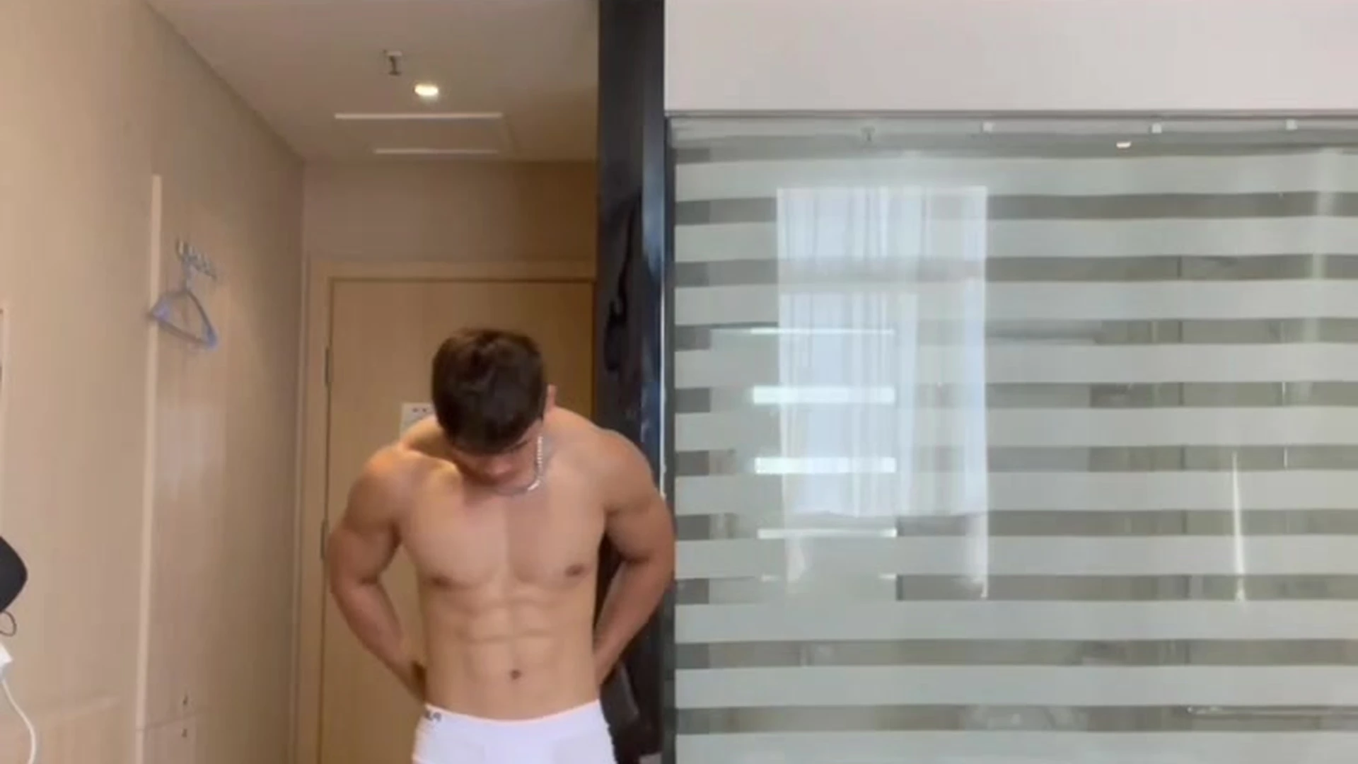 415 Asian Bodybuilder plays with his ass