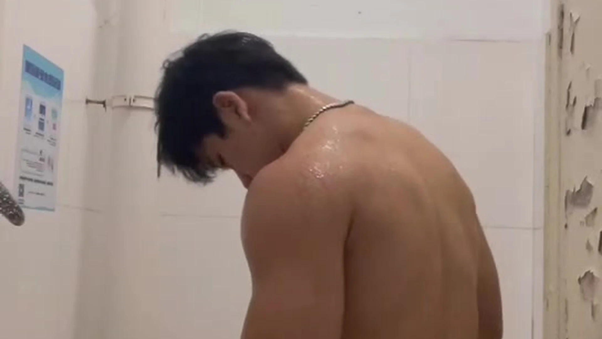 390 Asian Bodybuilder plays with his ass
