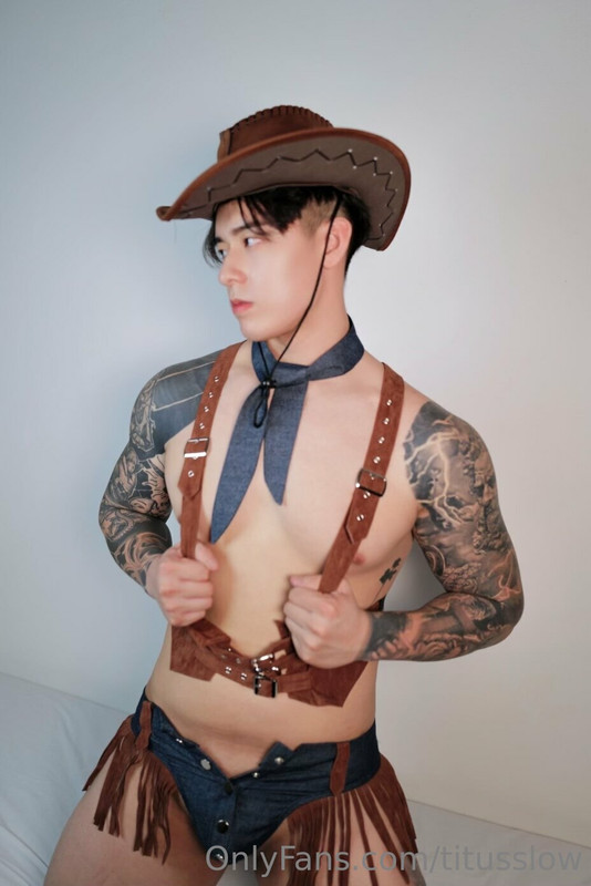 2 Singaporean hottie Titus Low