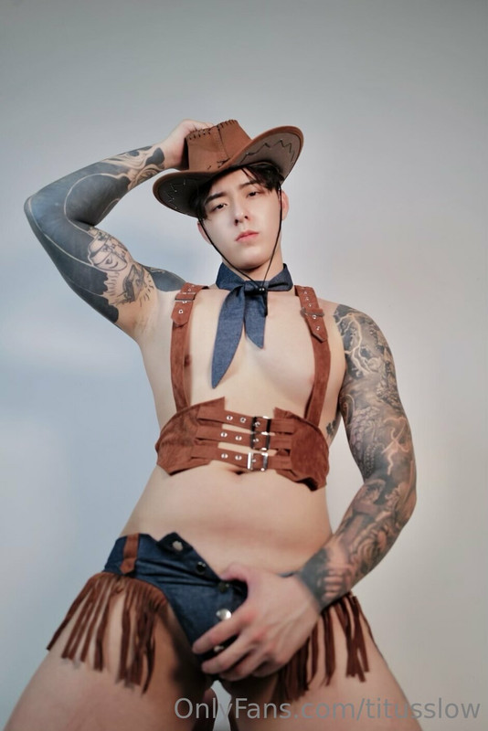 3 Singaporean hottie Titus Low