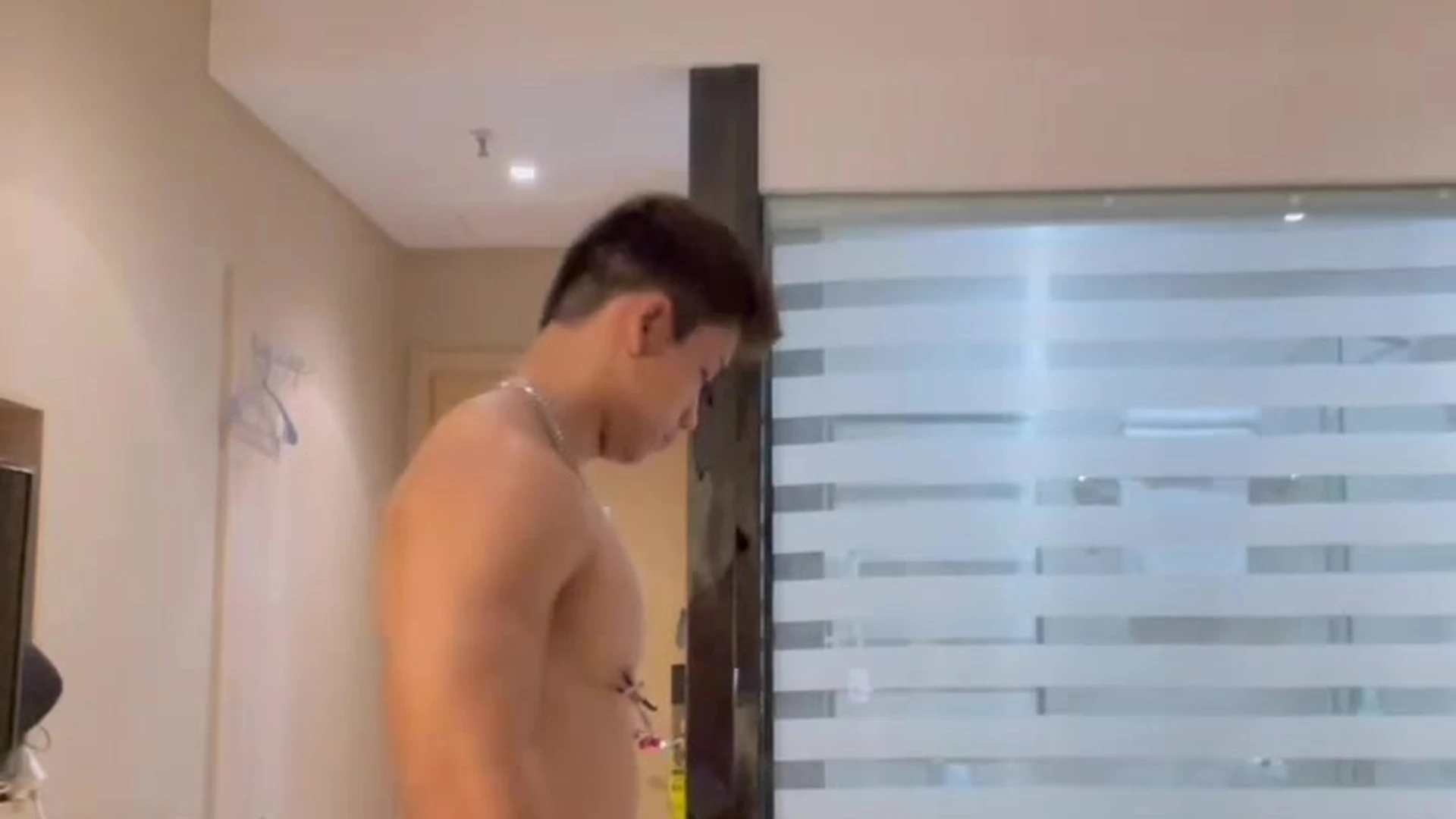 422 Asian Bodybuilder plays with his ass
