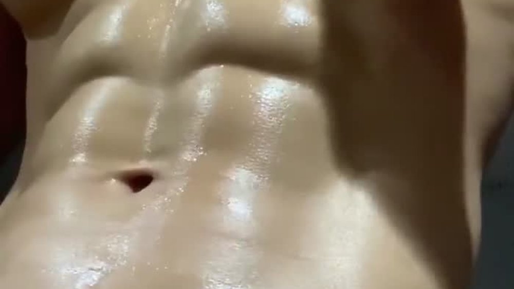 asian hunk jjdile oils himself up