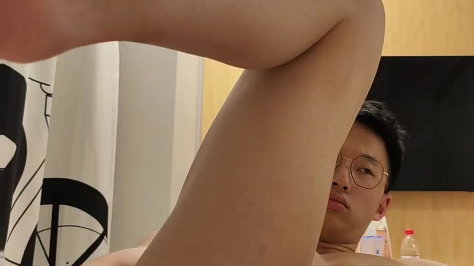 185 Asian Bodybuilder plays with his ass