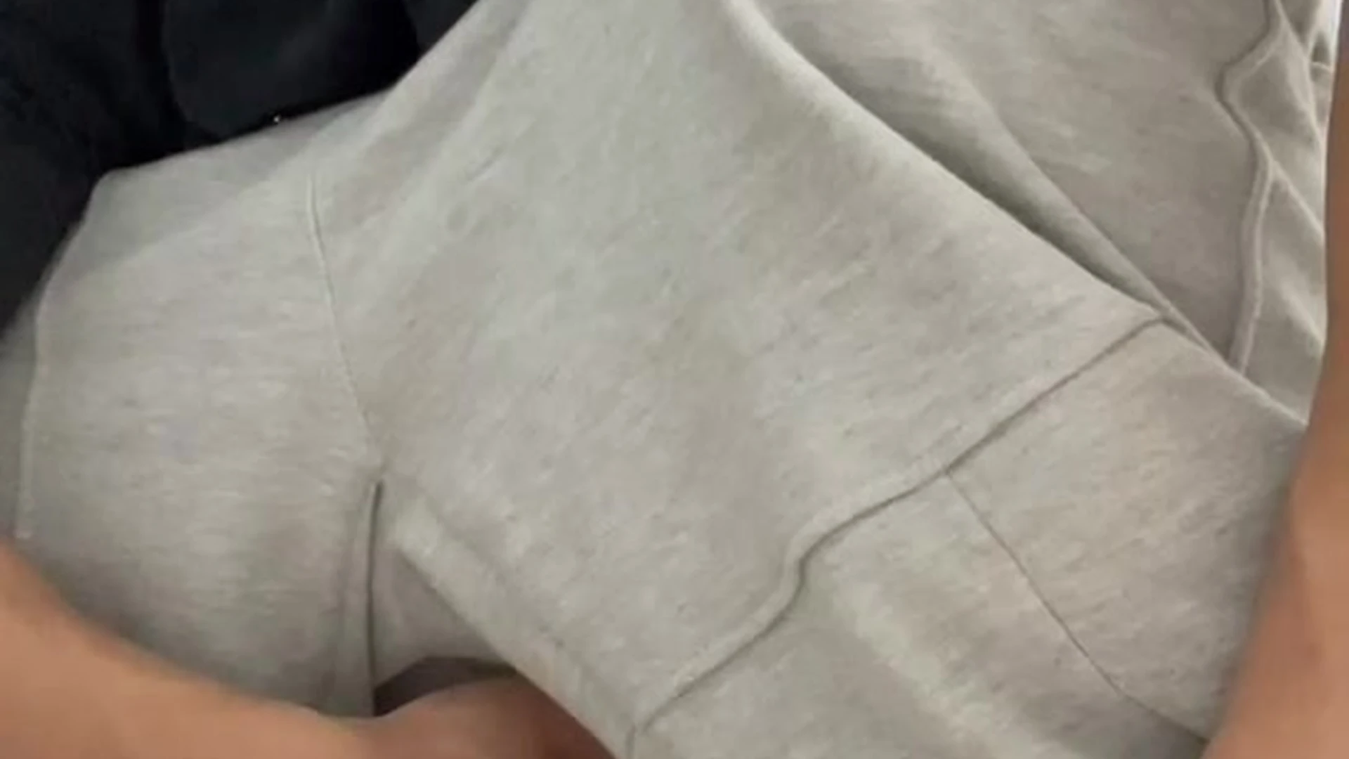 406 Asian Bodybuilder plays with his ass