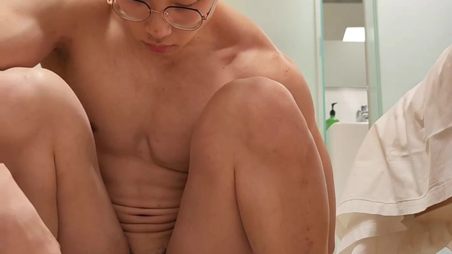 172 Asian Bodybuilder plays with his ass
