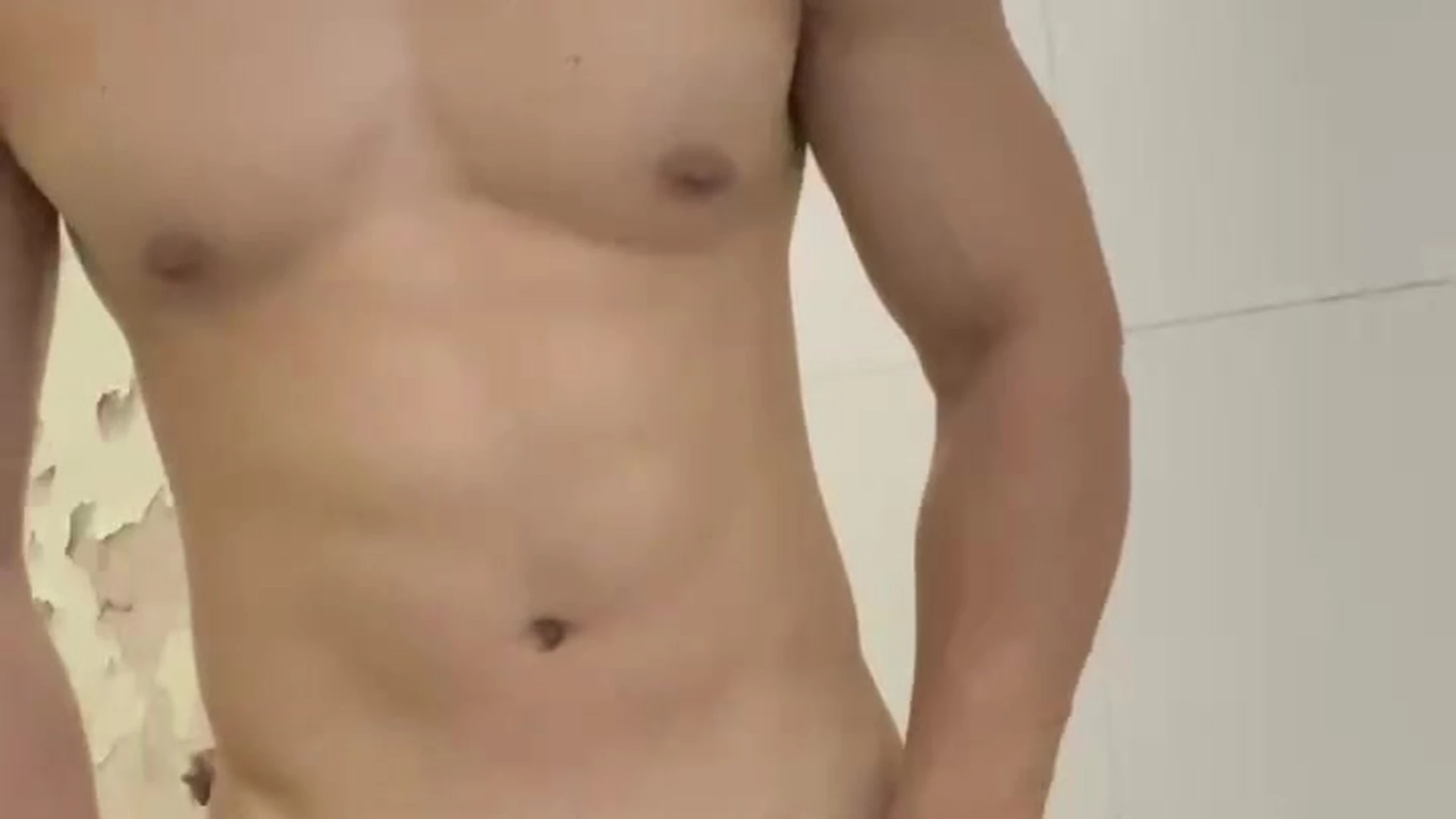 412 Asian Bodybuilder plays with his ass