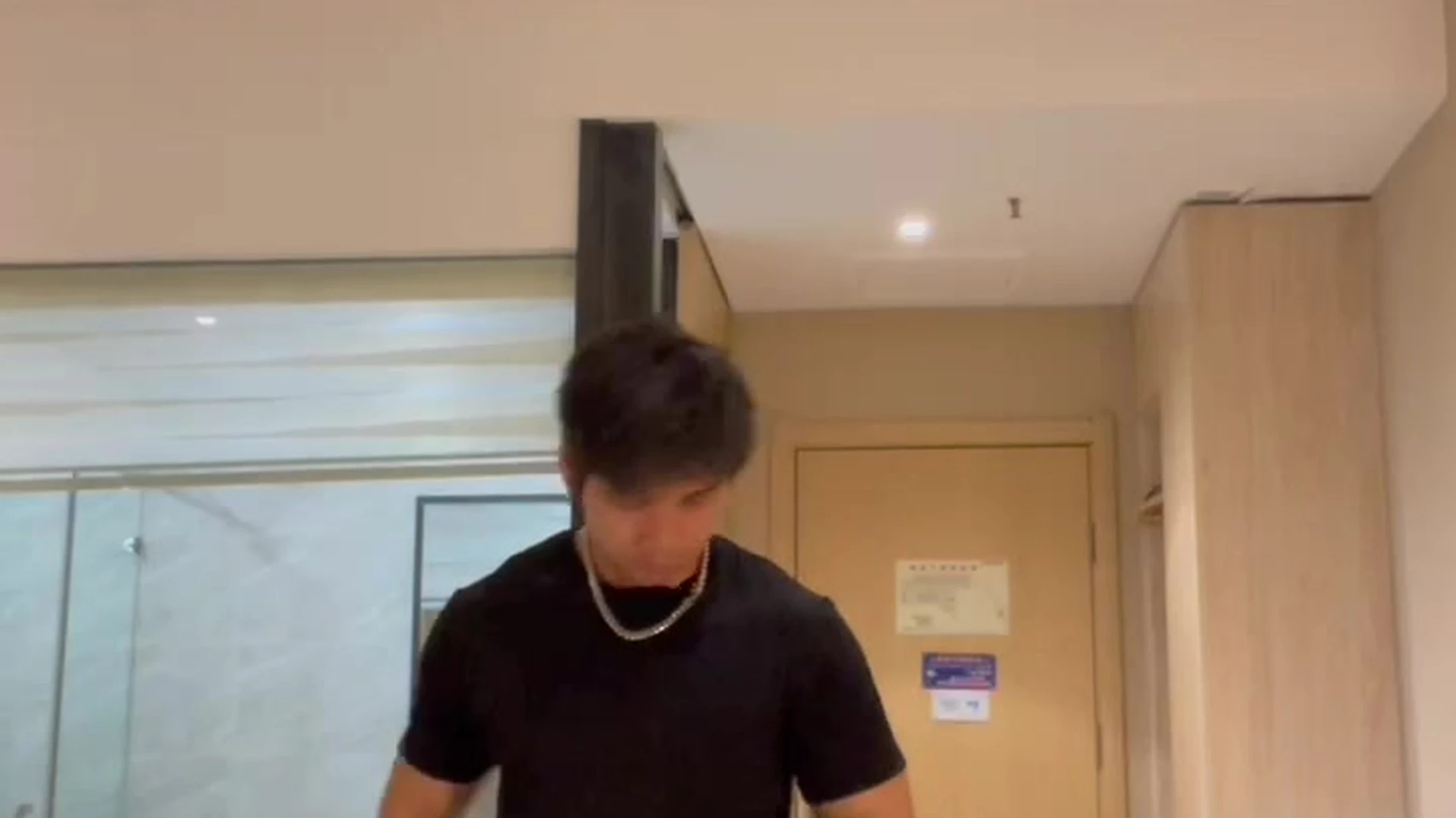 413 Asian Bodybuilder plays with his ass