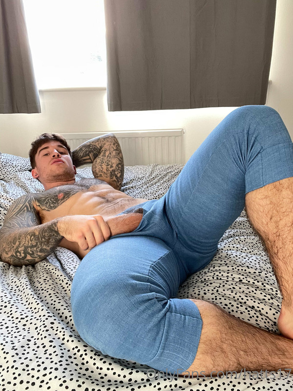 Devoted wanking off personal trainer Chris Hatton onlyfans pics