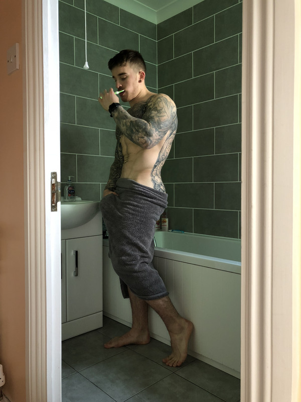 pretty personal trainer Chris Hatton pecs