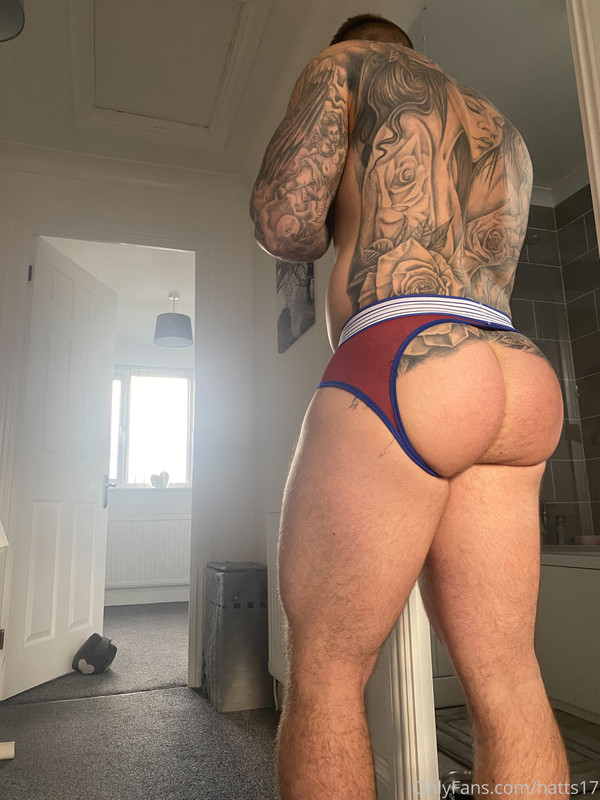 Sensational personal trainer Chris Hatton masturbating