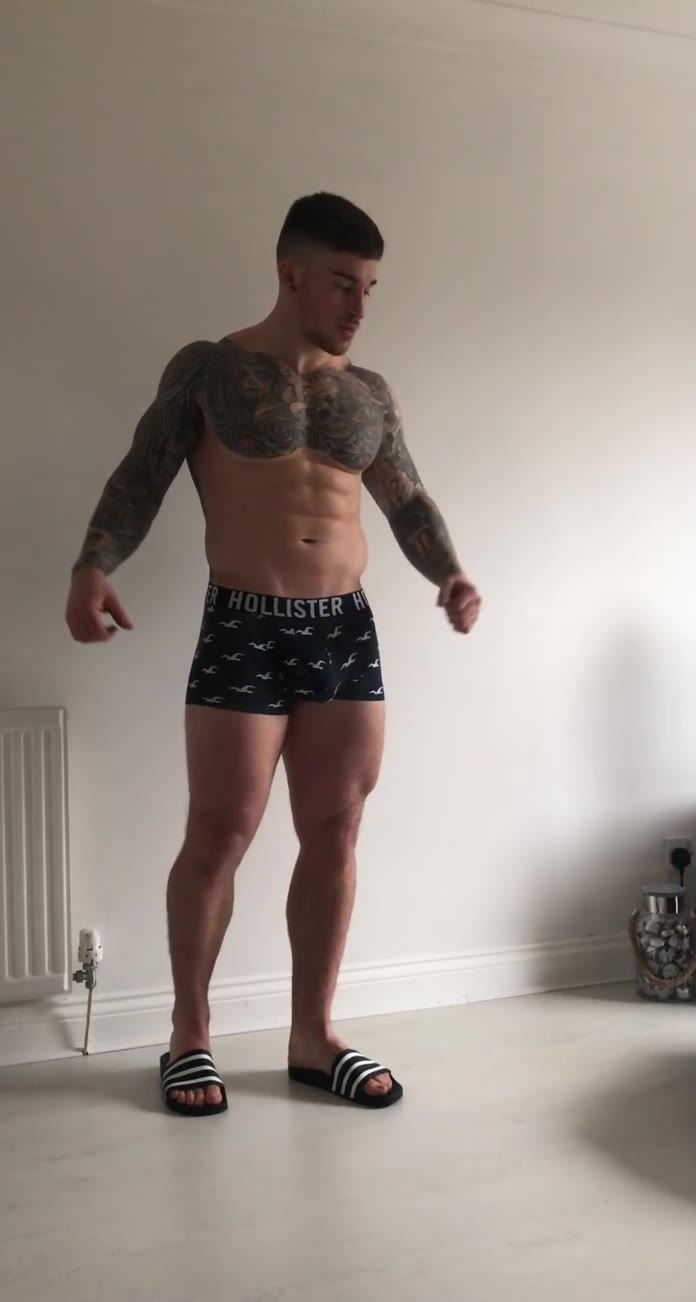 muscular personal trainer Chris Hatton   VIDFULL Epic