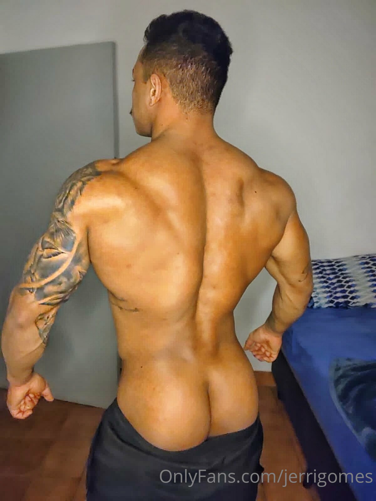 slutty babe hunk JÉRRI GOMES masturbating Sensational