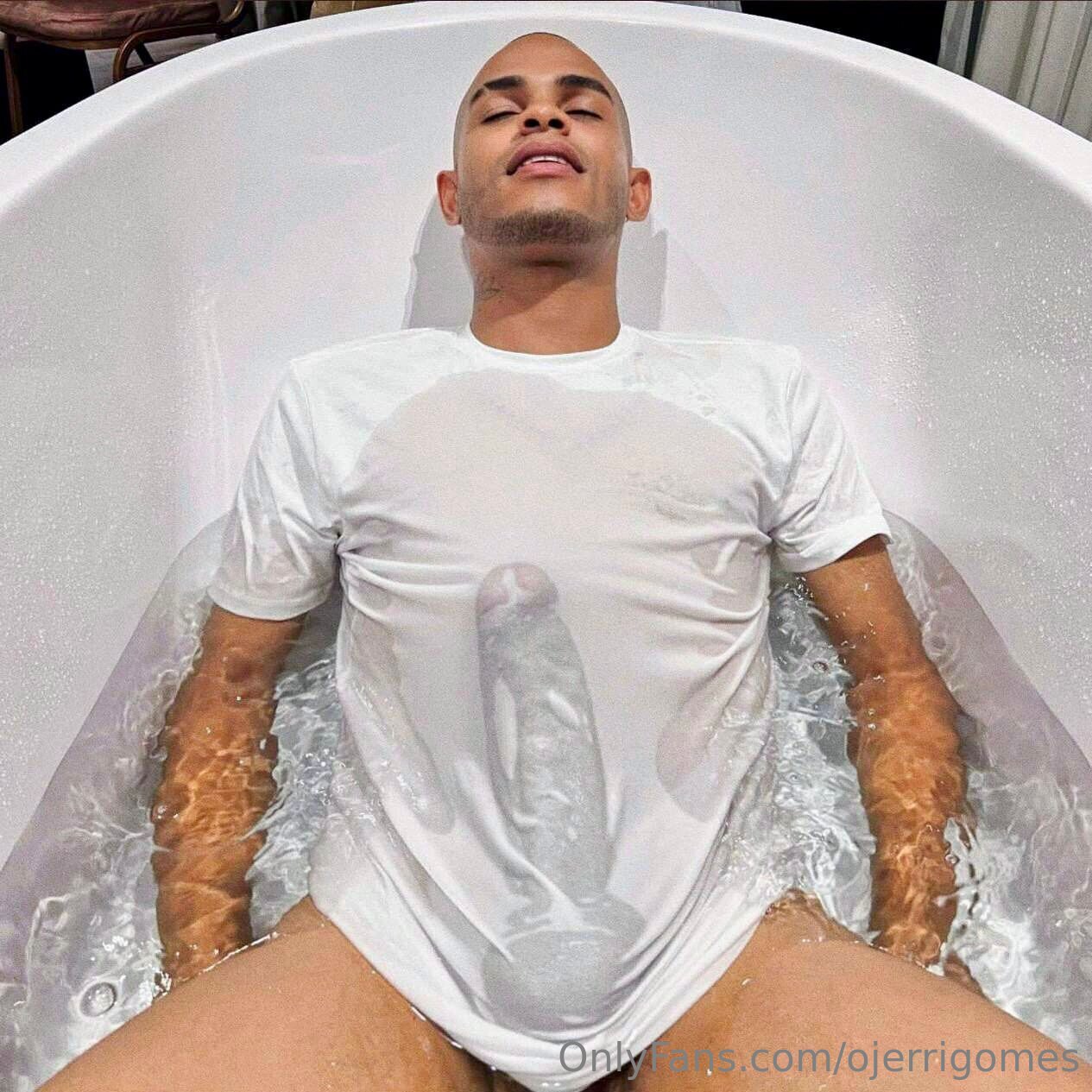 Sensational hunk JÉRRI GOMES big pecs