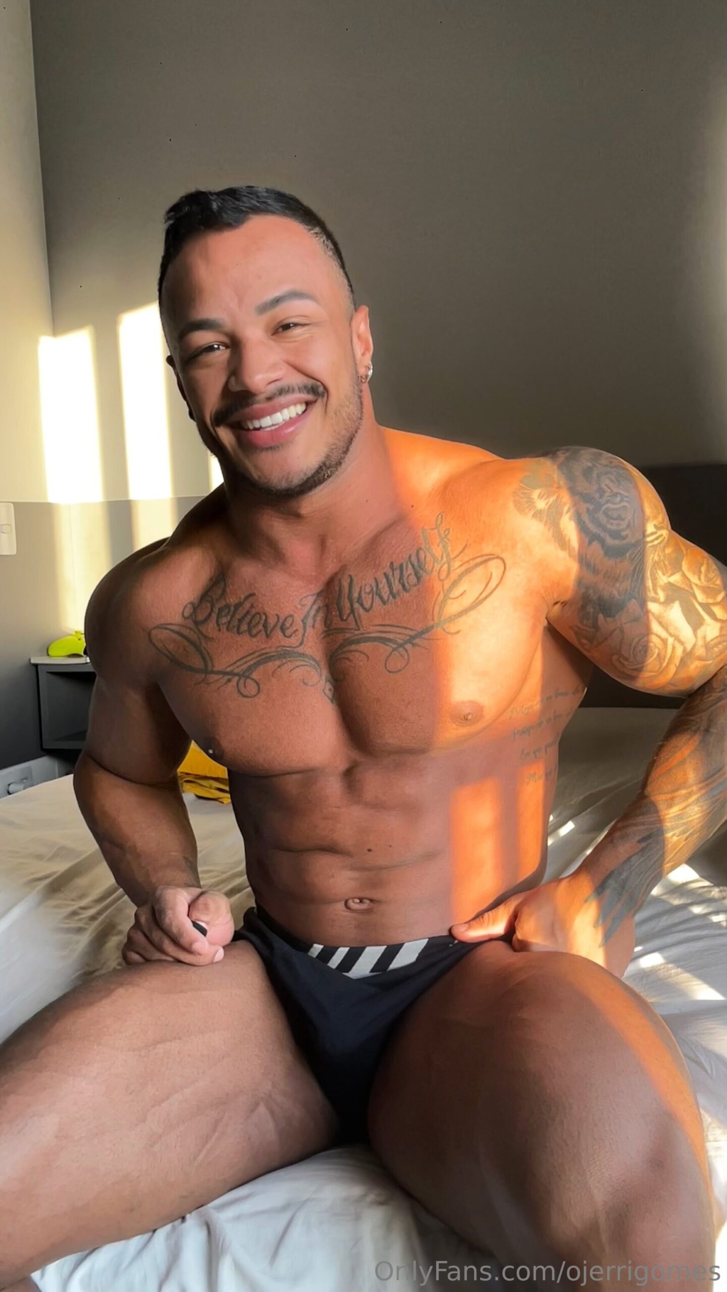 Epic muscular latino JÉRRI GOMES   Video