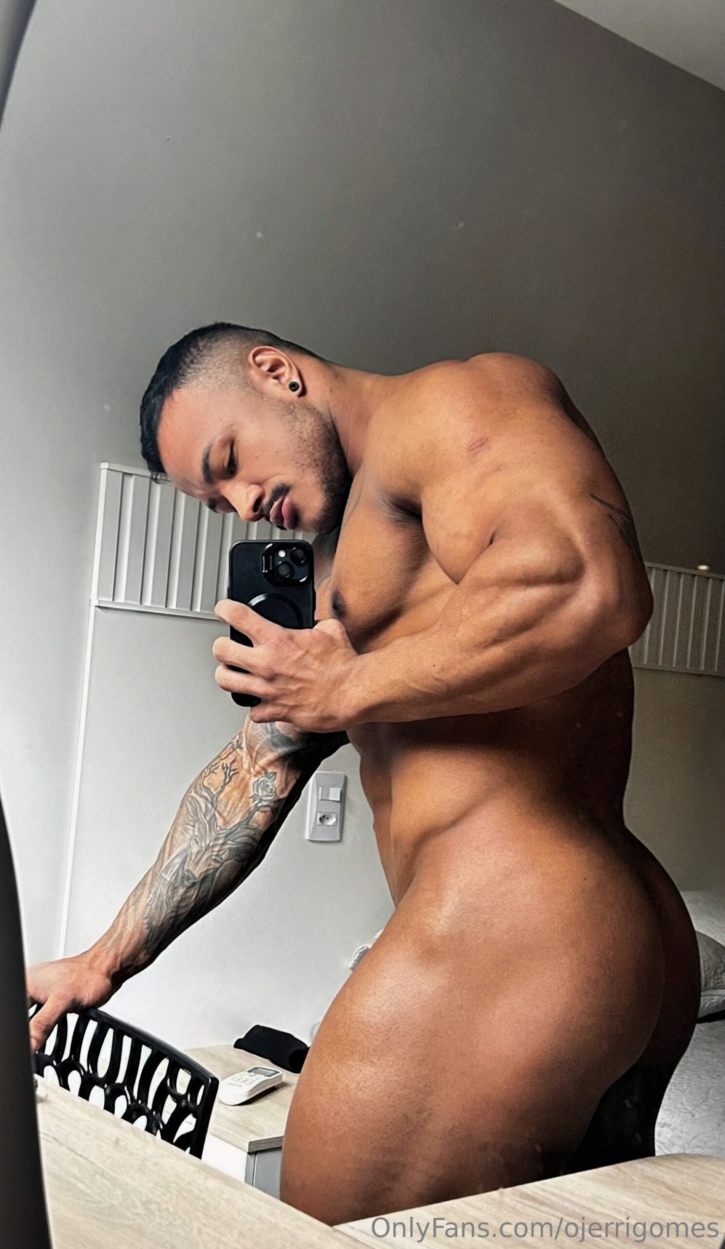 brazilian JÉRRI GOMES of Exposed
