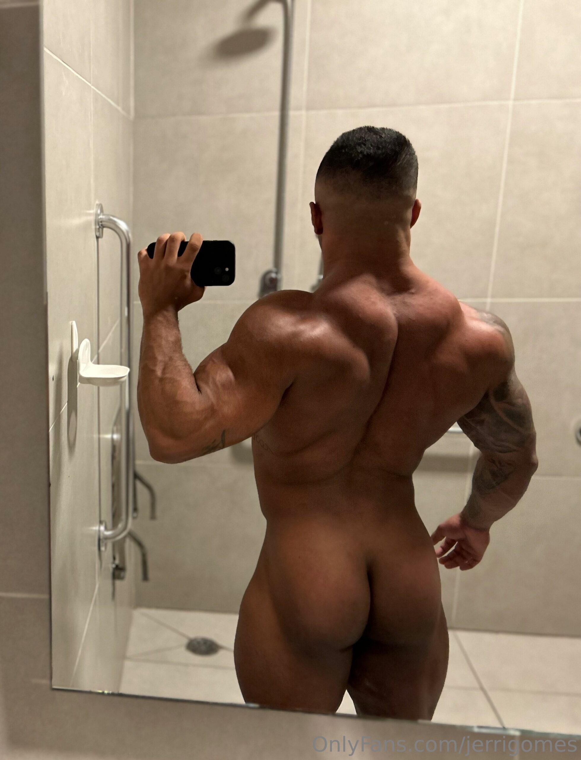 Exposed   hunk JÉRRI GOMES nude pecs