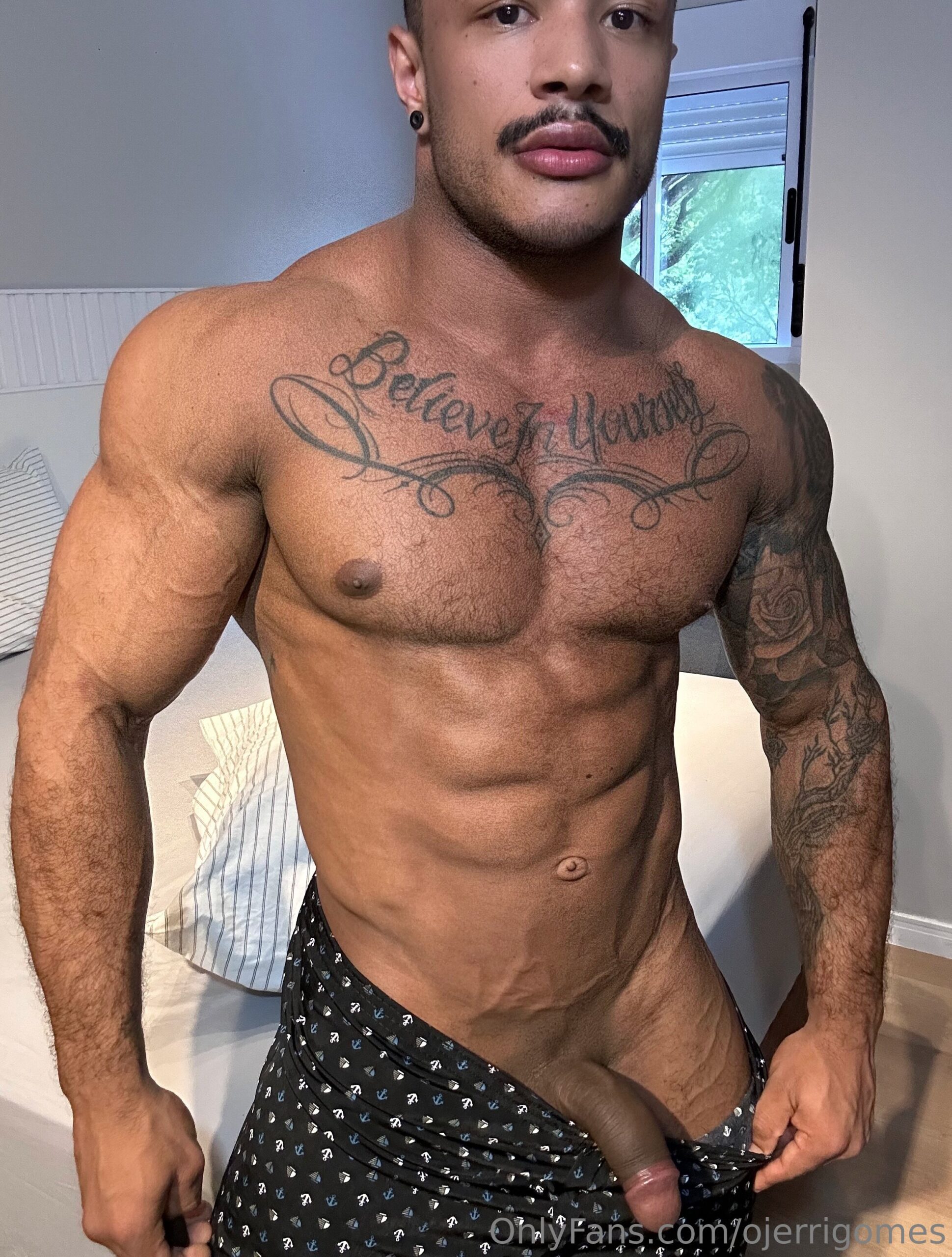 hunk JÉRRI GOMES ass