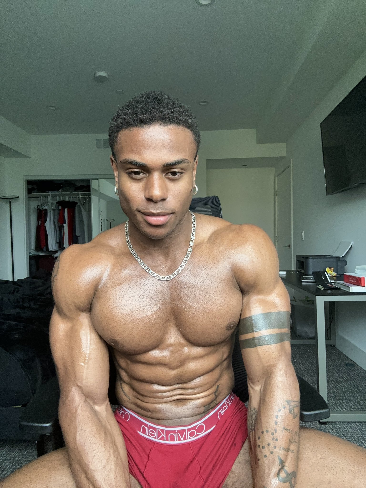 BBC prettyskinboi nude pecs Epic