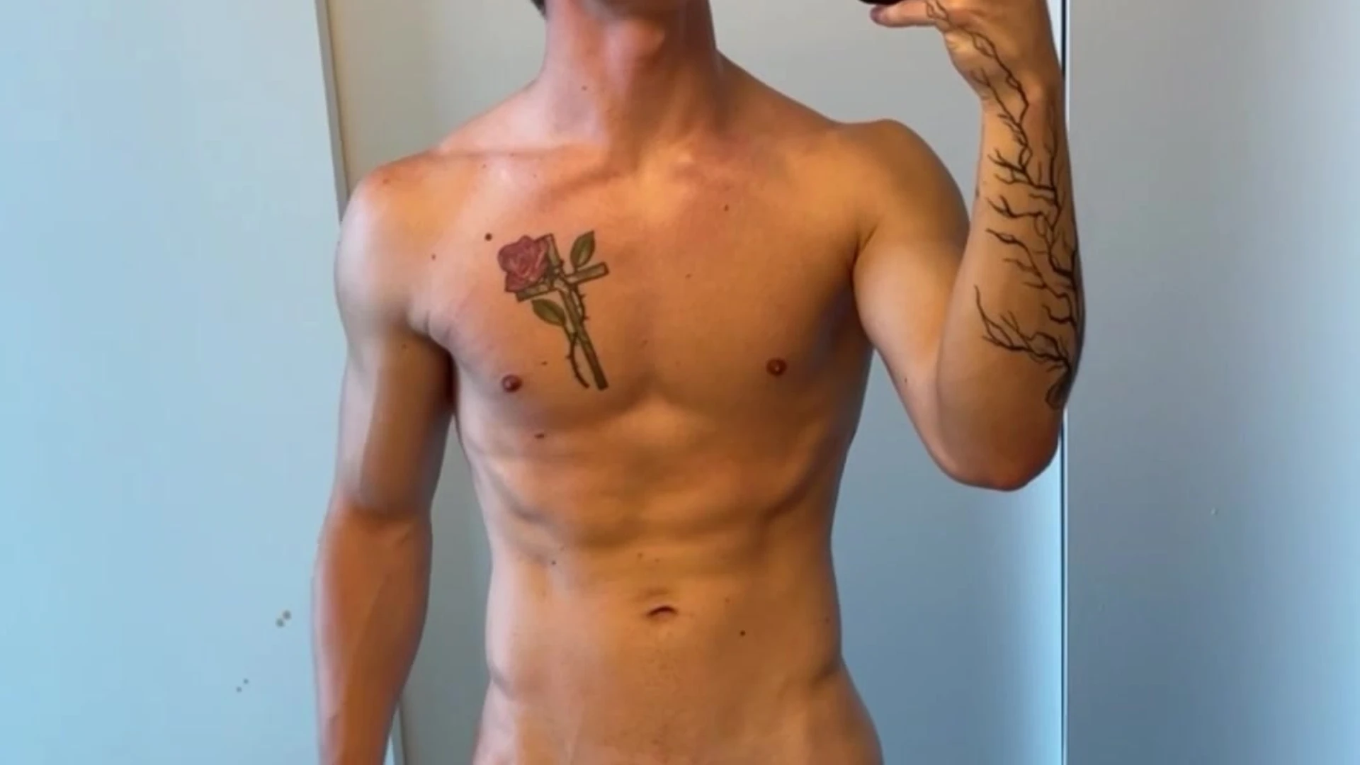 Playful Tyler Pauley cams