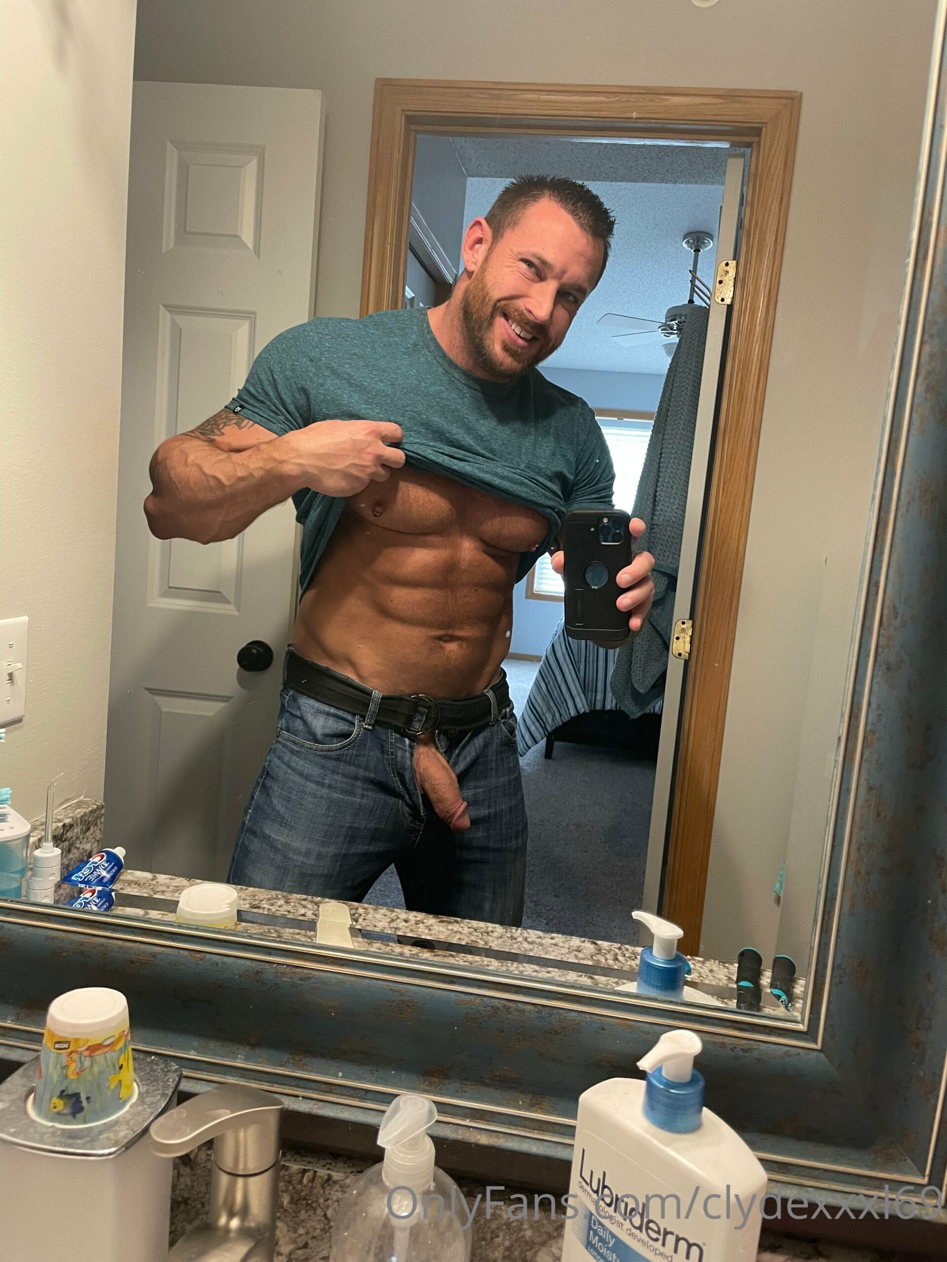 muscular bodybuilder clydexxxl69 ass PRIVATE