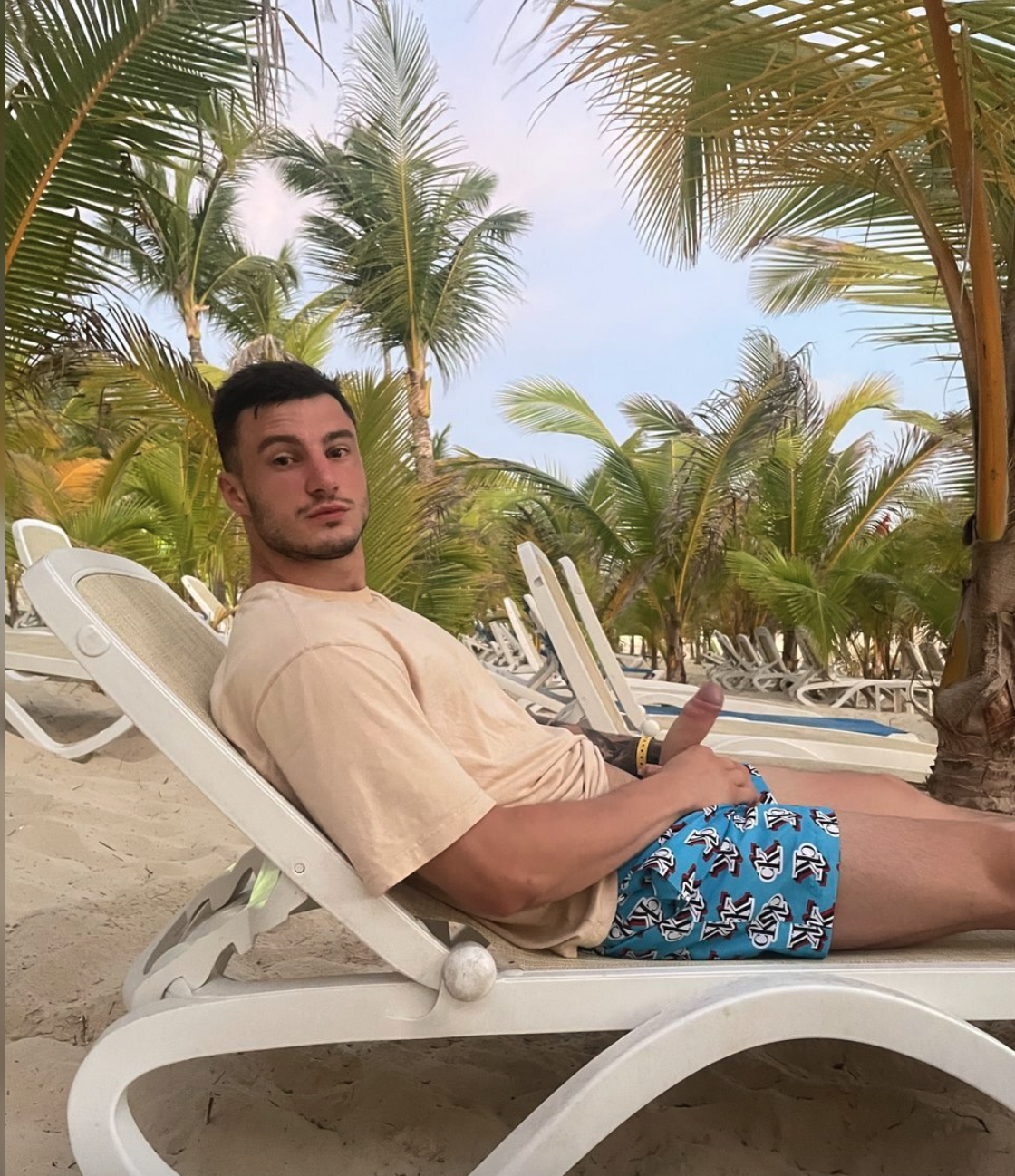 український гей max_barz  huge pecs Sensational