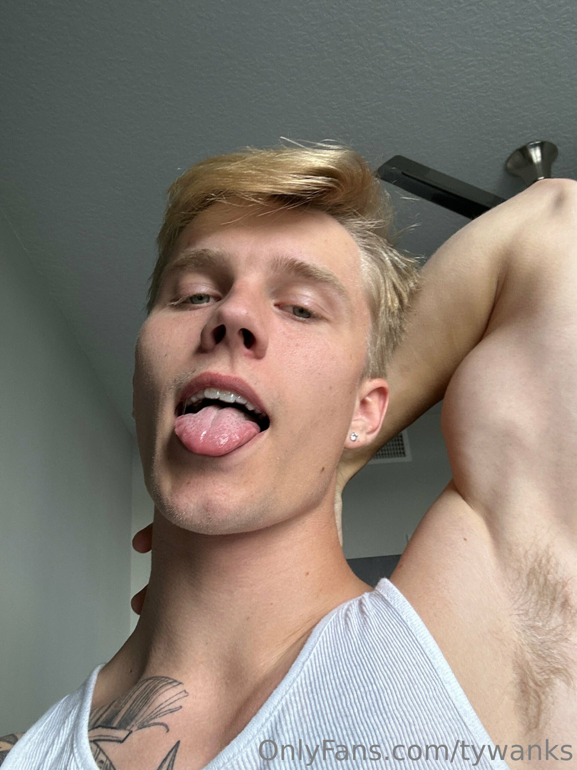 Exposed jock troytempts nude