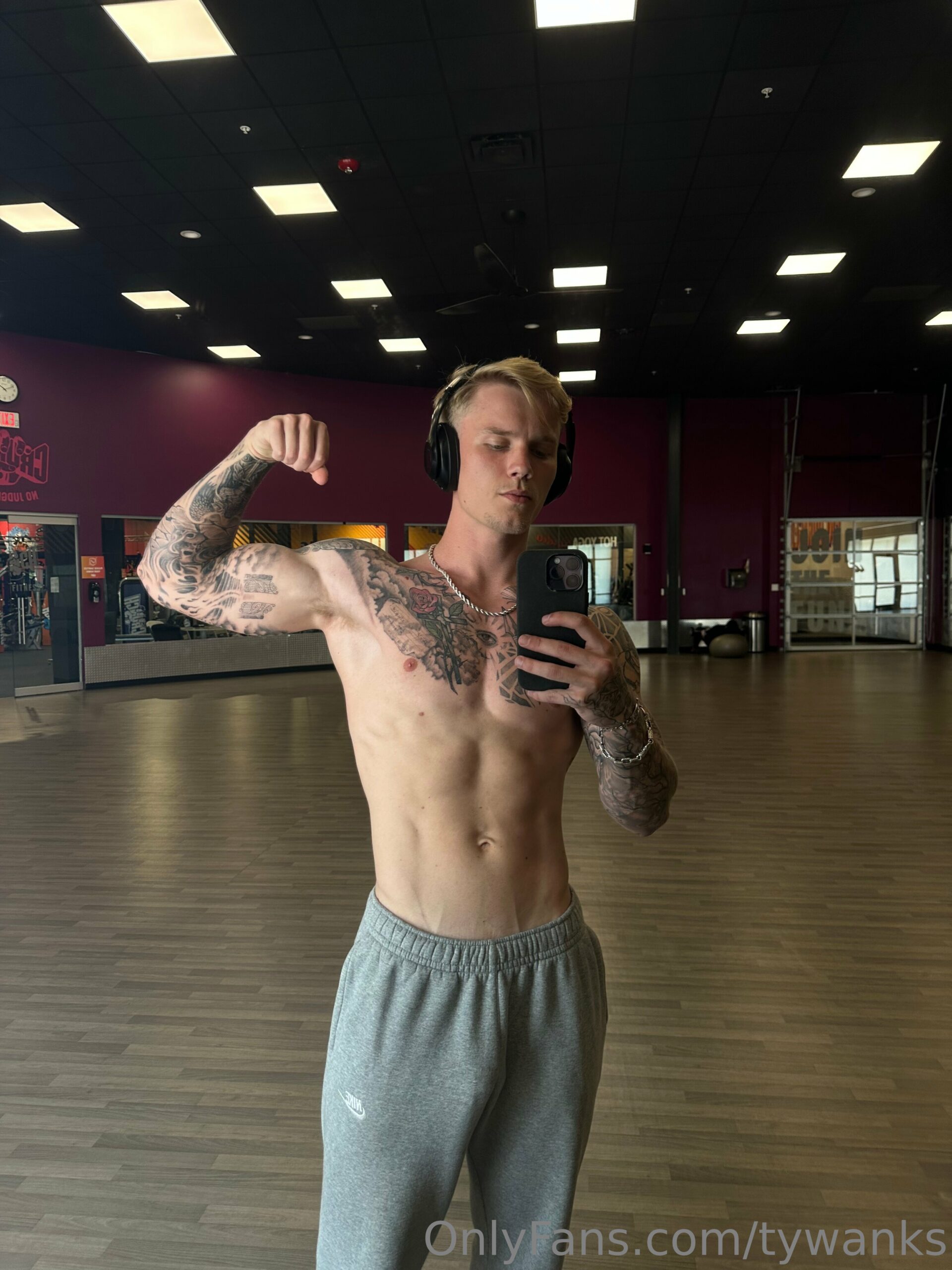sexy slut sensual troytempts  huge pecs PRIVATE Exposed