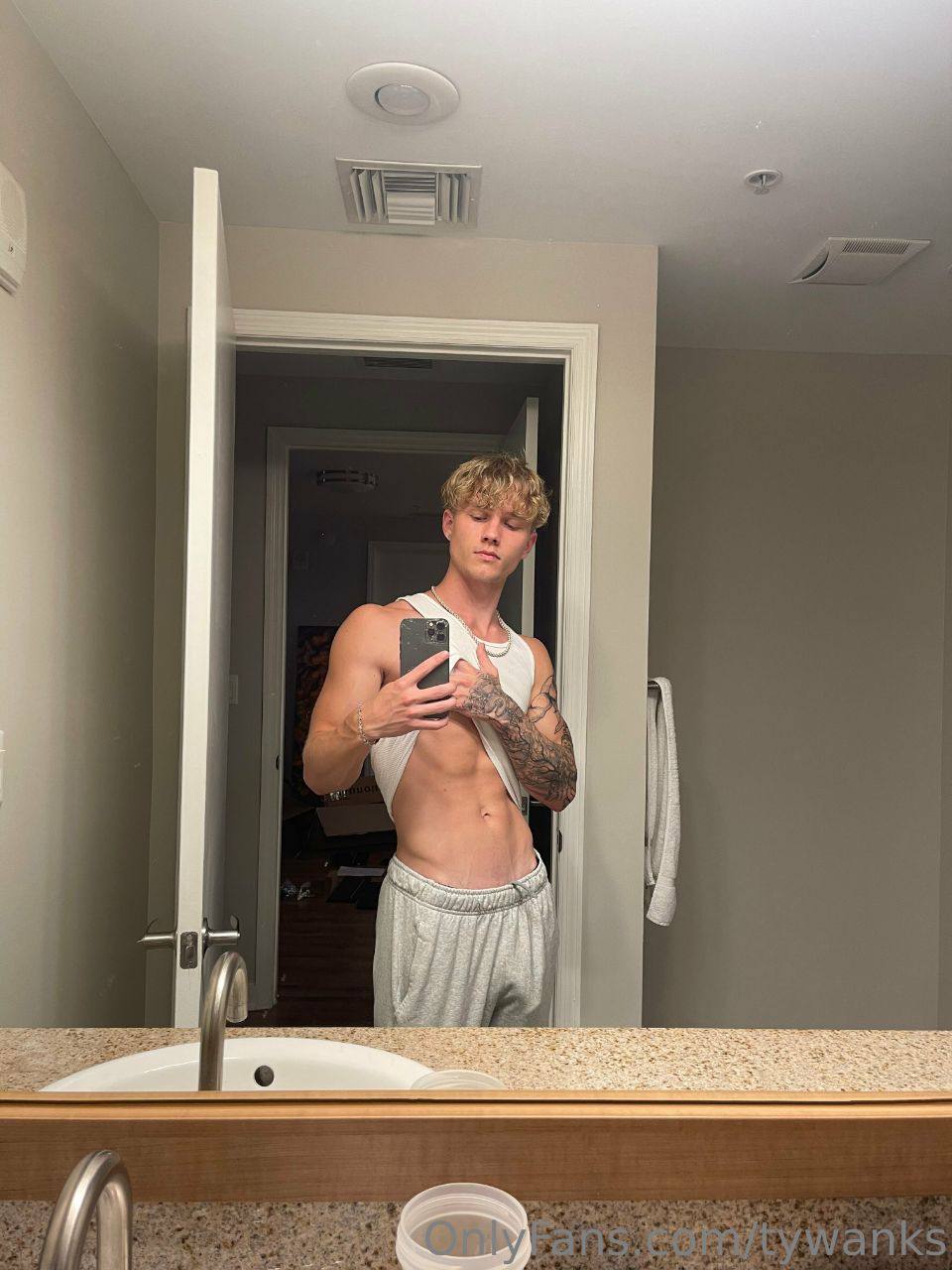 homoerotic jock Tyler Pauley nude Vid