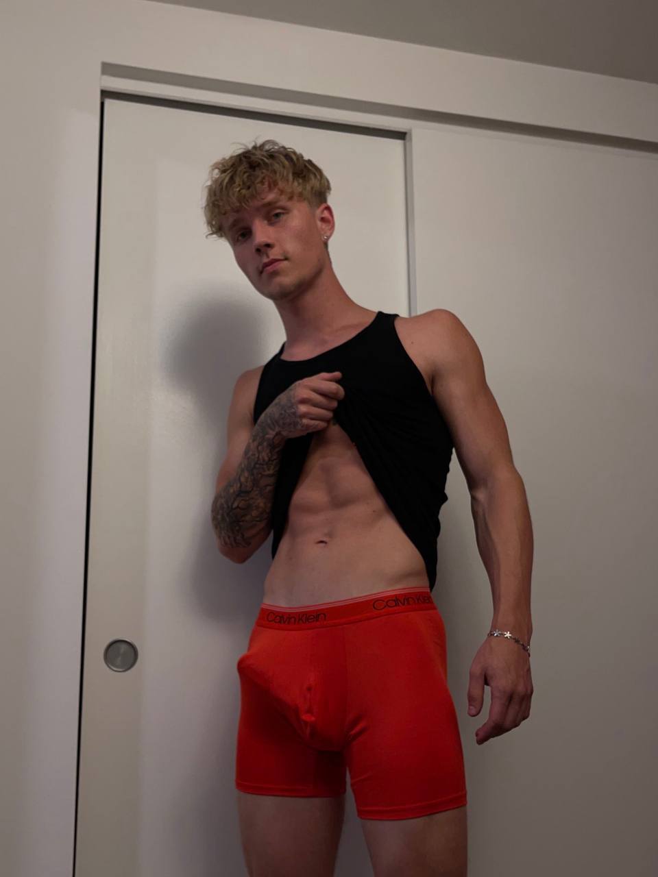 Sensational sexy jock troytempts