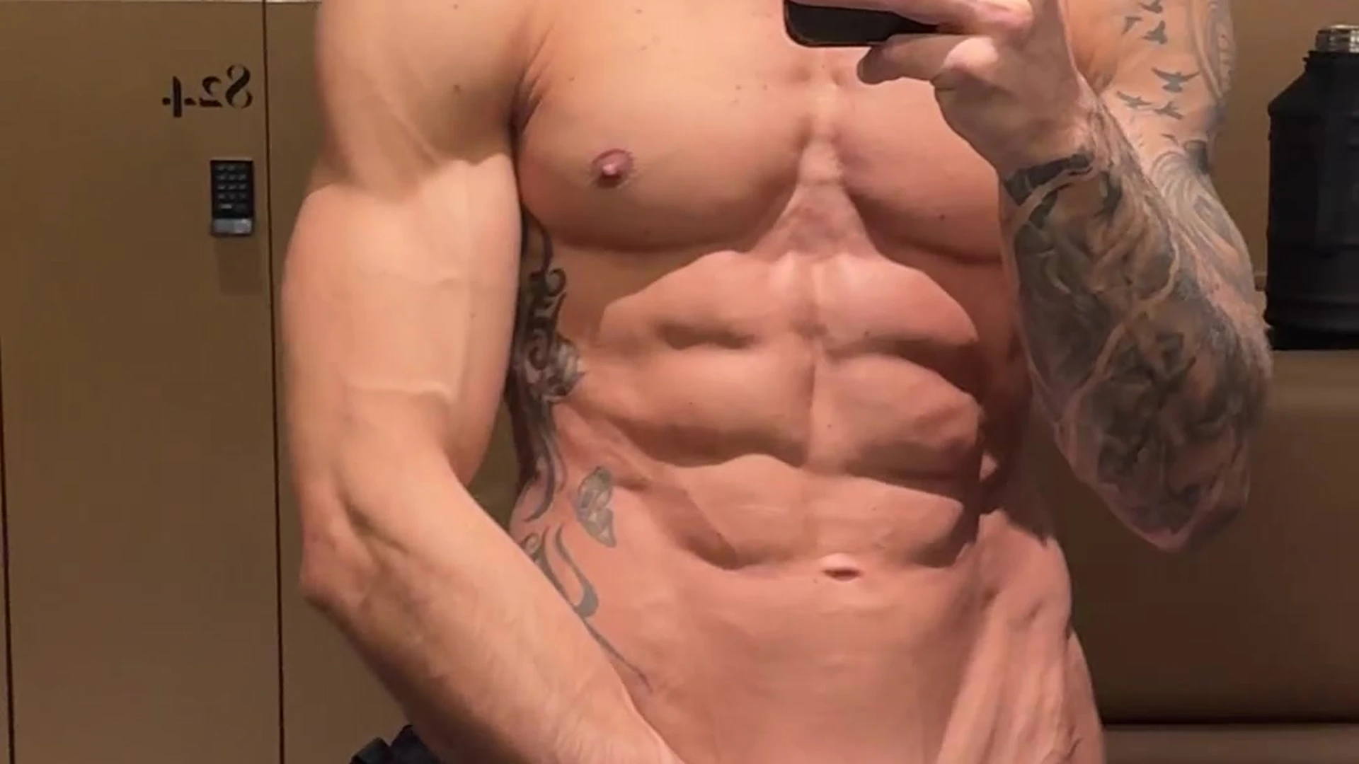 Exposed muscular sculpted Roberto Gatto nudes free