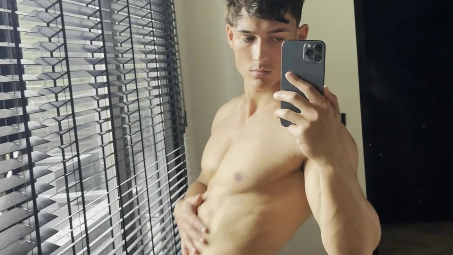 Amicable wanking off STUD levyvanwilgen Nude porn