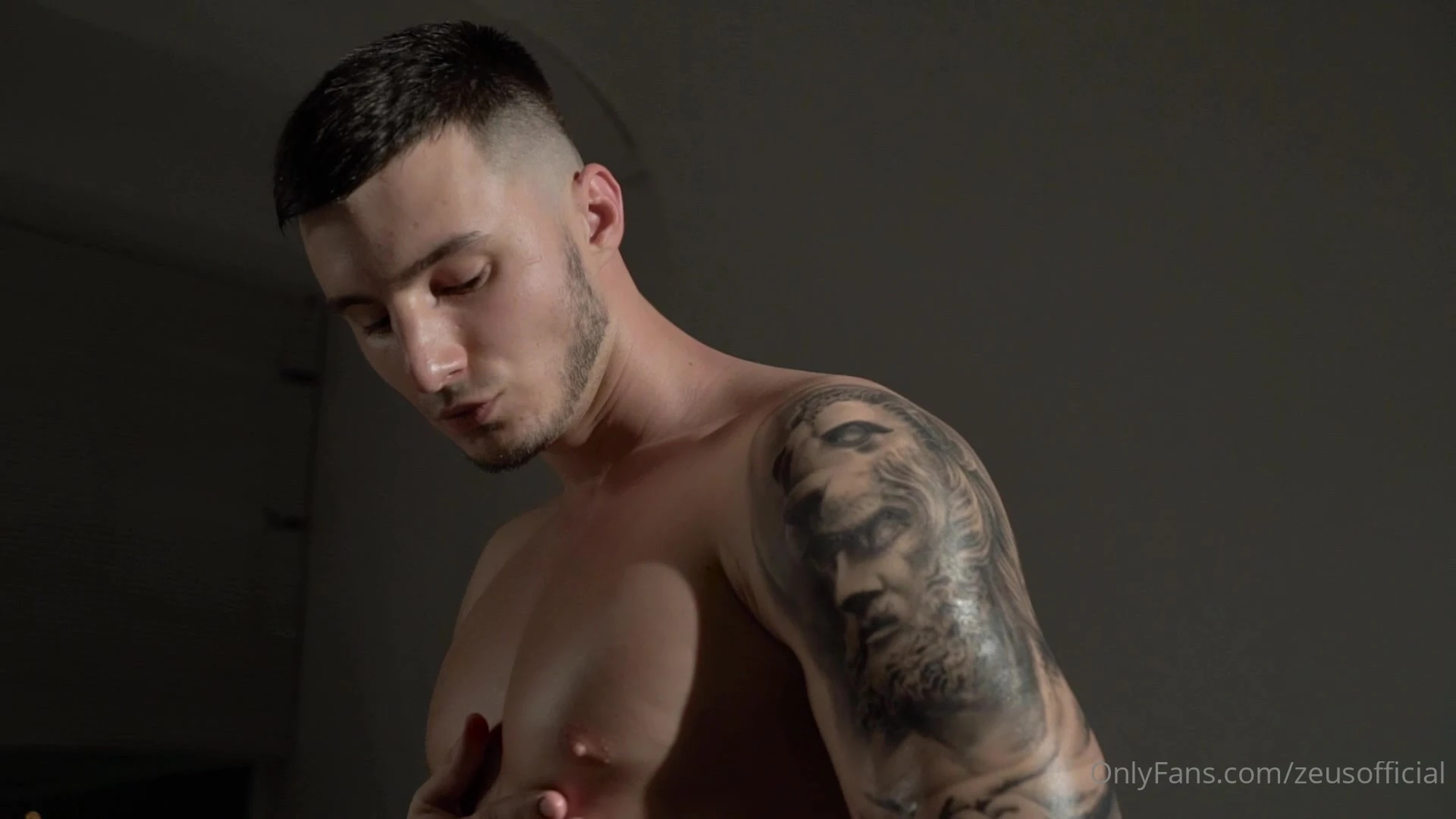 Exposed гей онлифанс max_barz clips