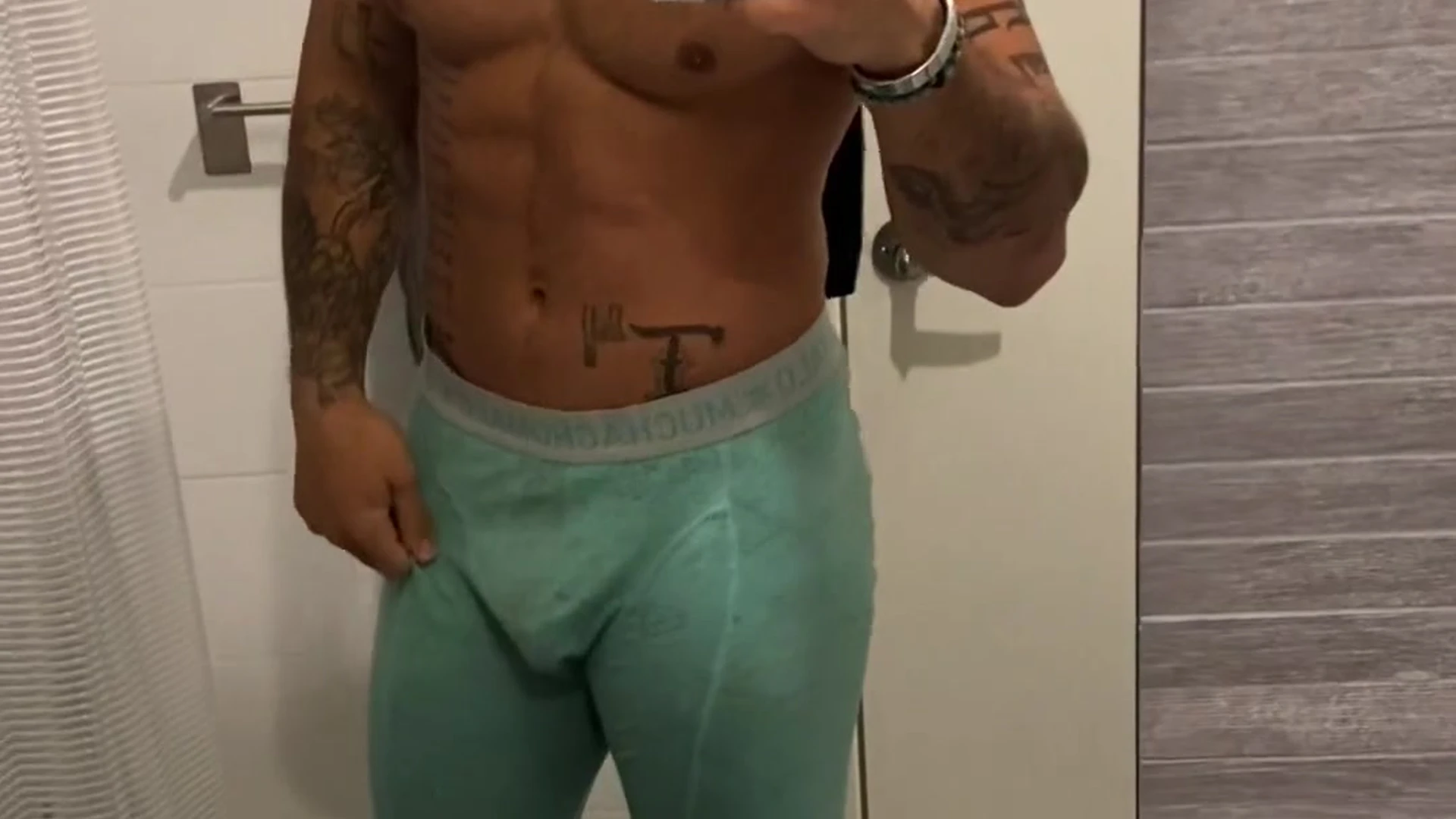Flashman Wade dallaswade   Special lil surprise for you half way through this video  squatting over the camera
