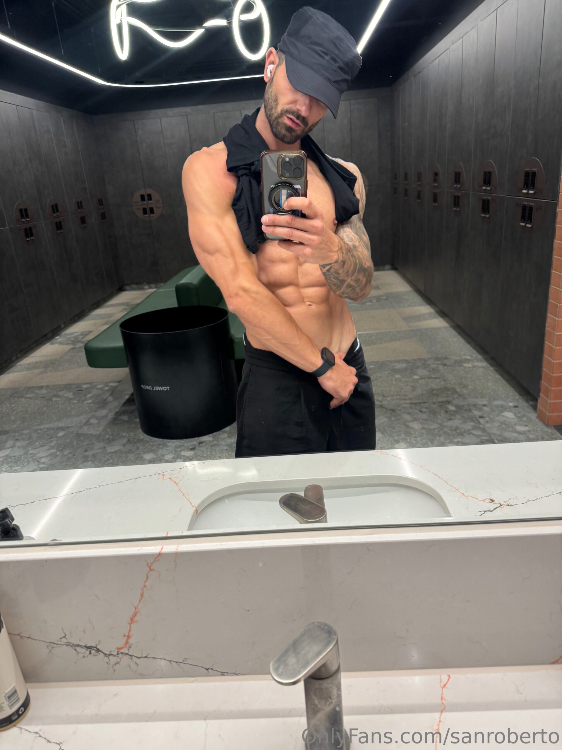 Sensational  man bitch muscle god Roberto Gatto masturbating