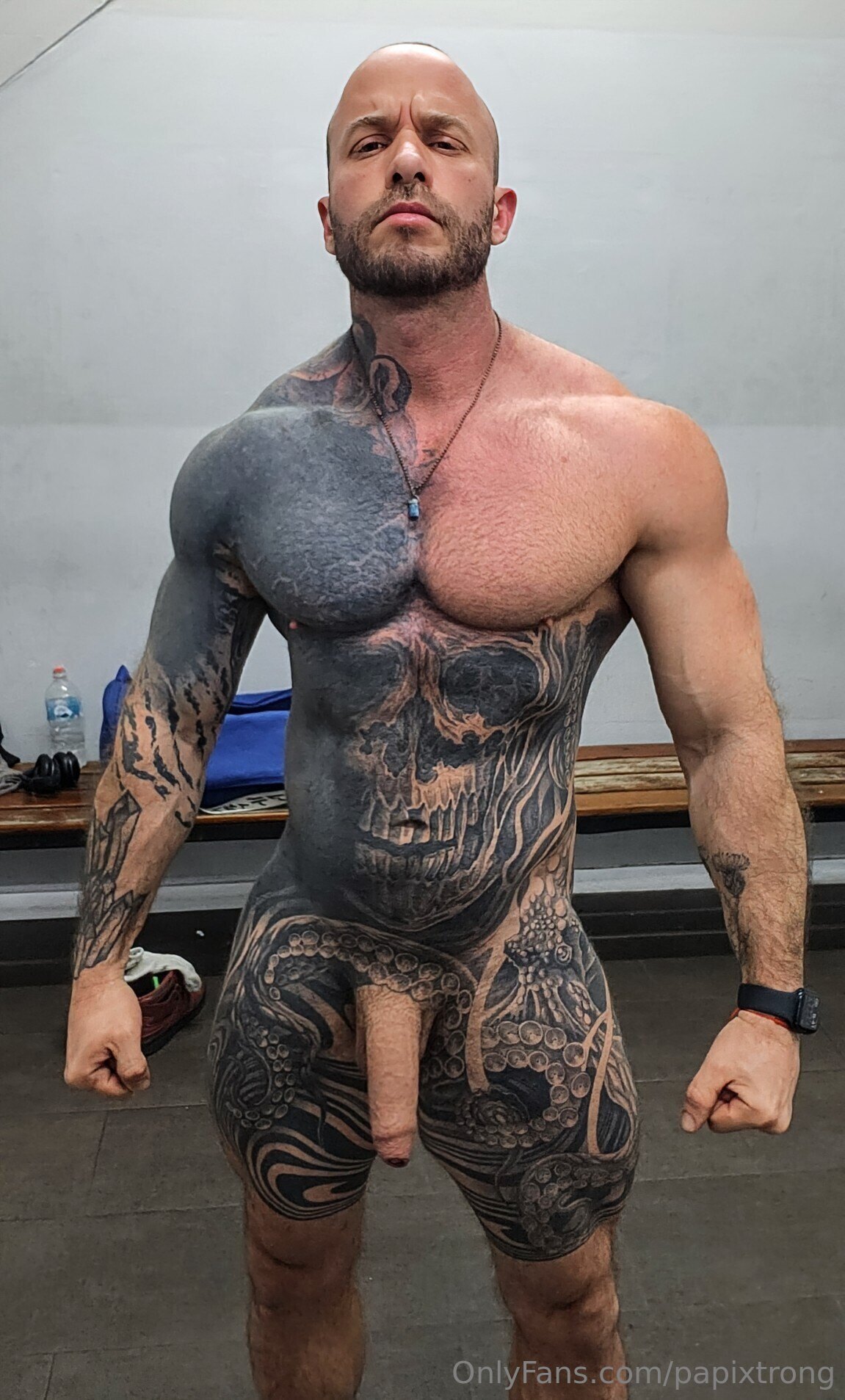 Exposed Confident  Chico bueno papixtrong