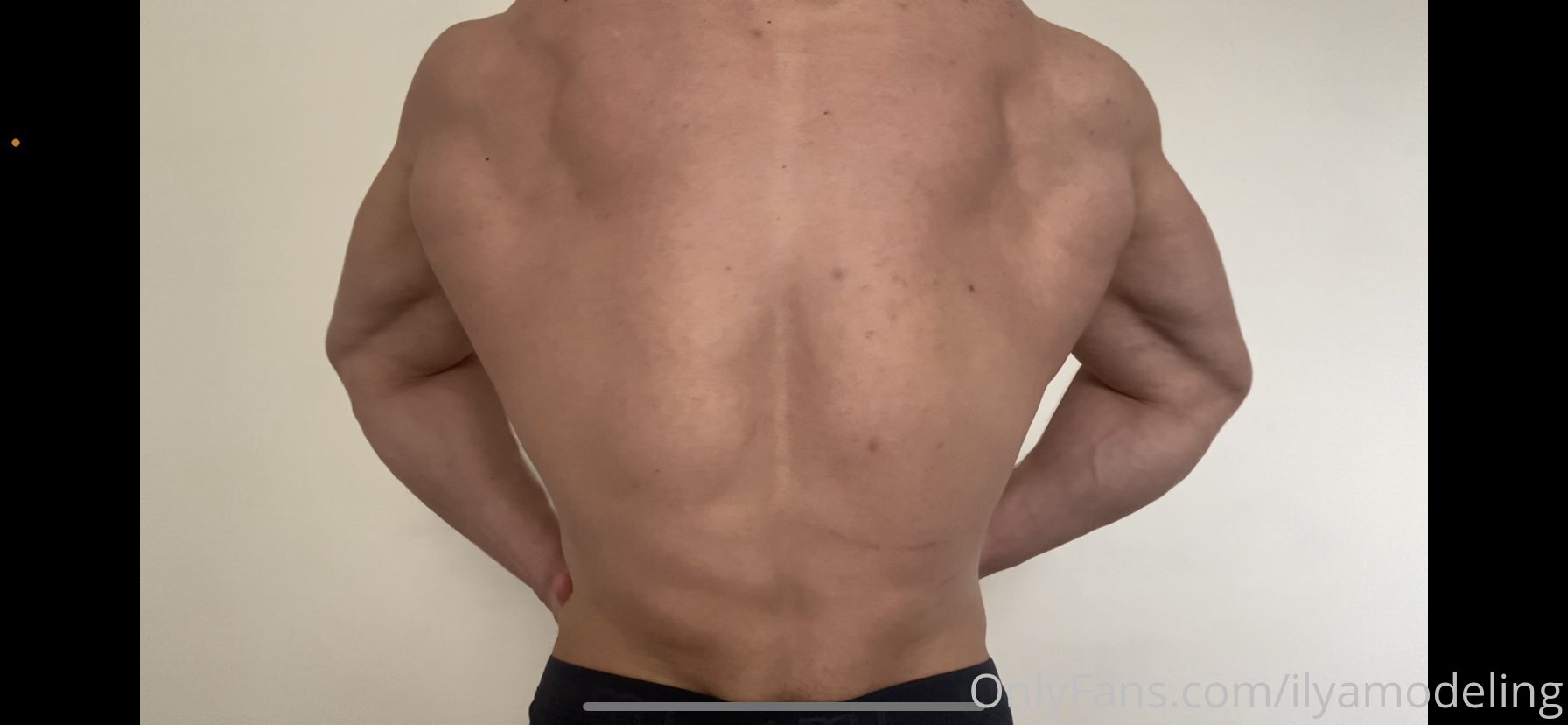 откровенный MuscularFriend nude ass