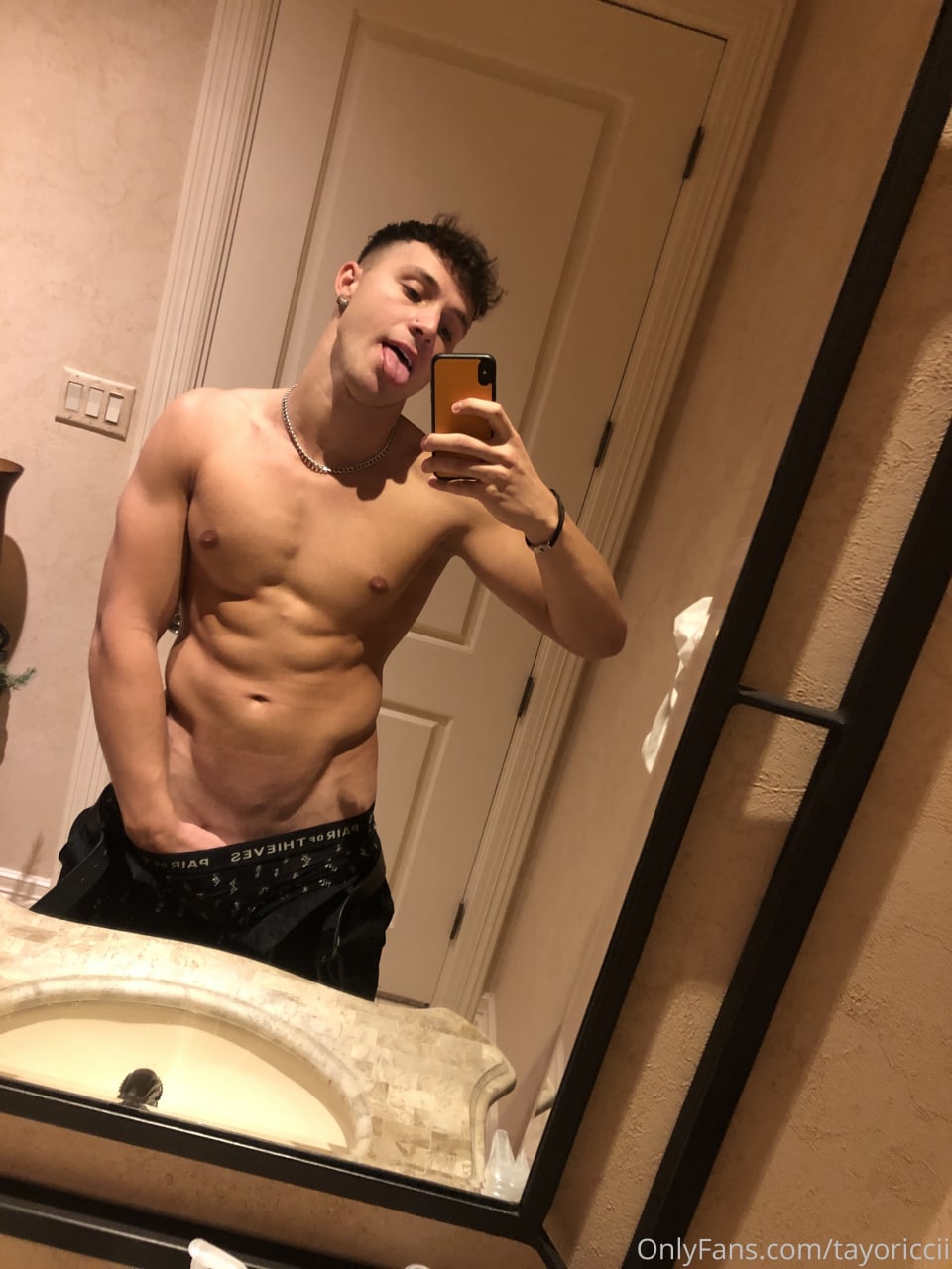 TIKTOKER tayoricci of Vid