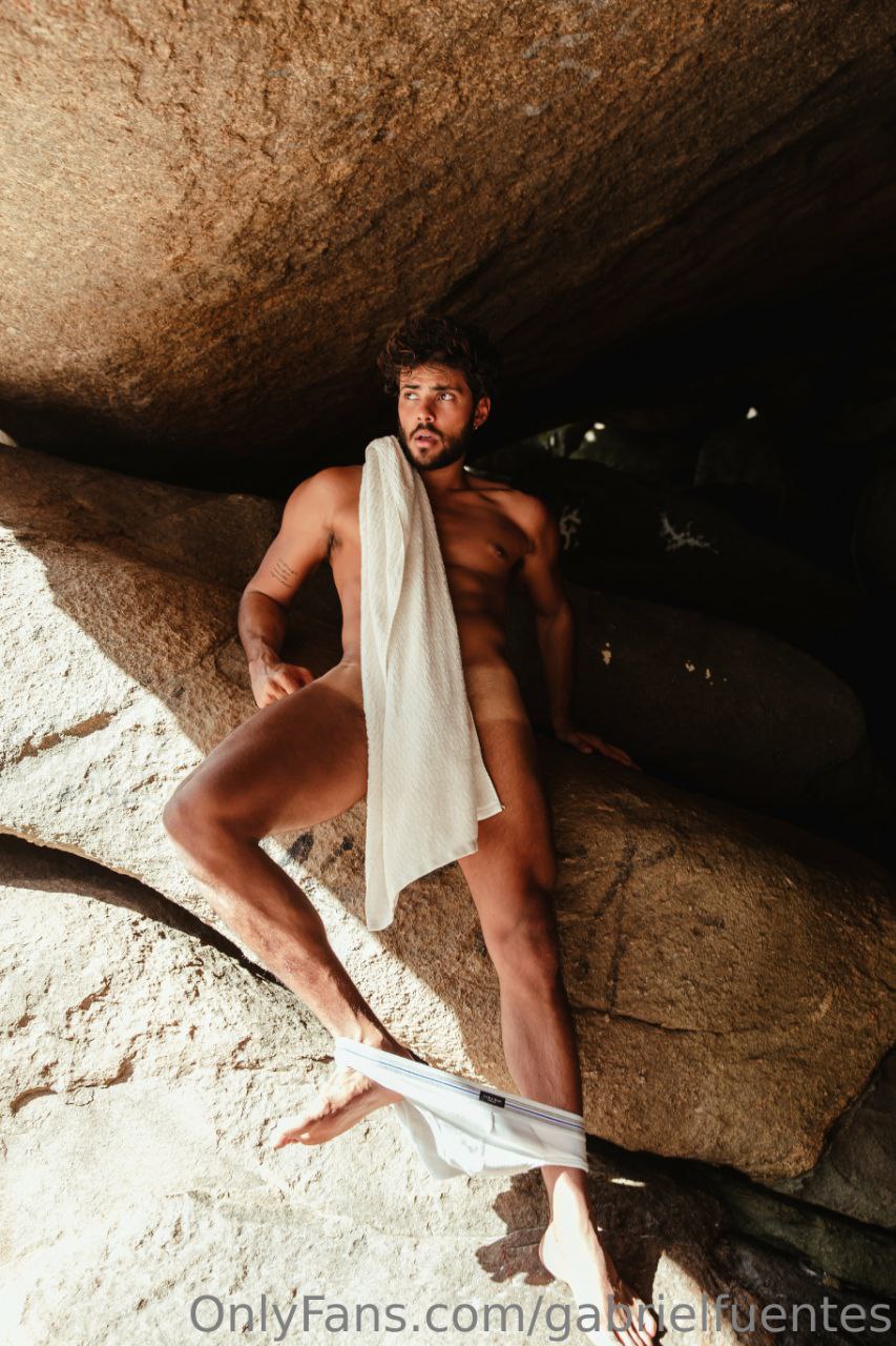 Apuesto Gabriel Fuentes nude