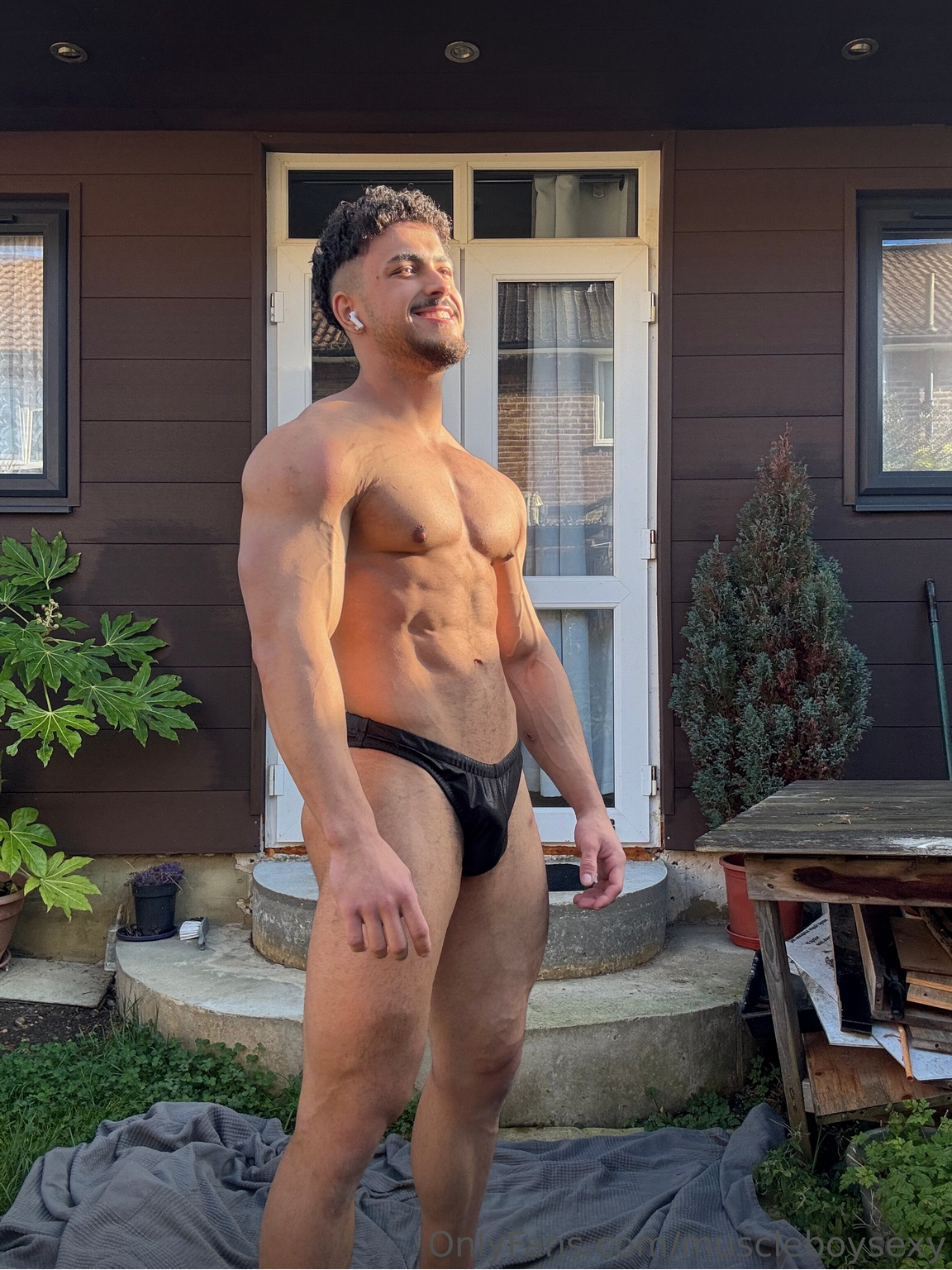Exposed muscular Master Mircea sextape