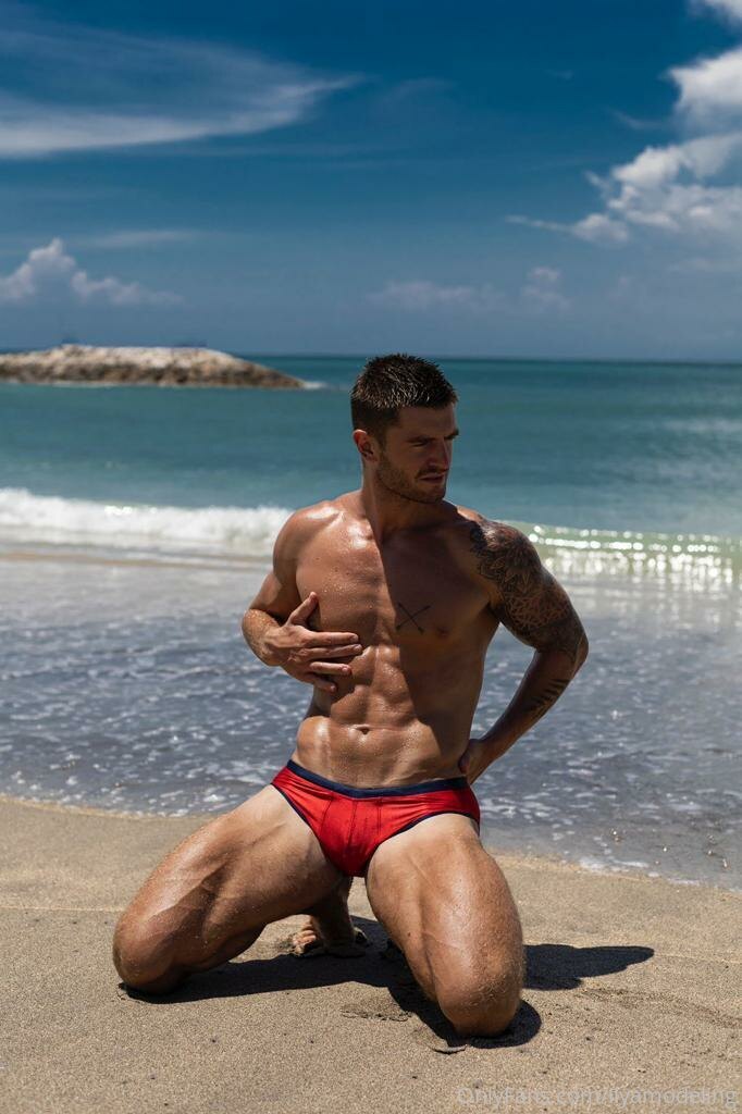 любитель игры с задницей MuscularFriend   video full