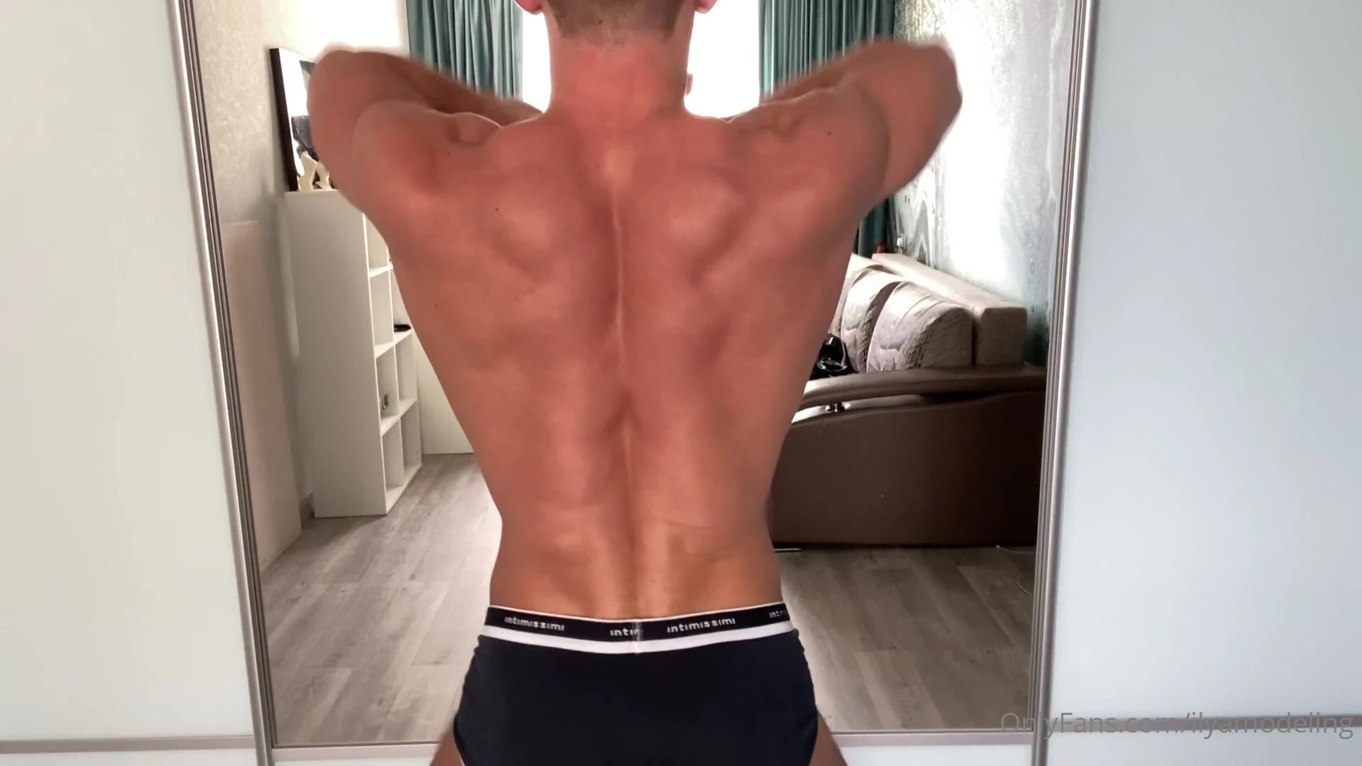 стройный MuscularFriend naked