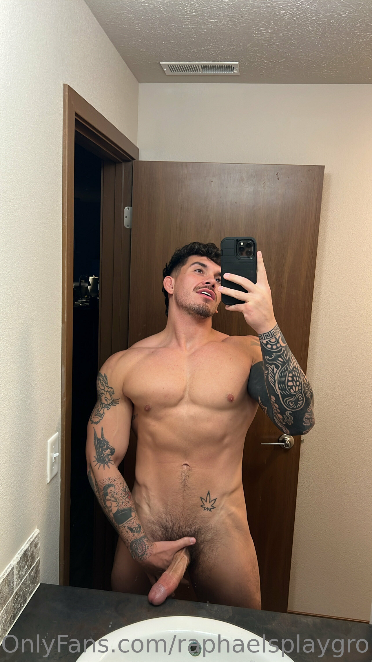 impressive jerking off Beefy Raphael Lee