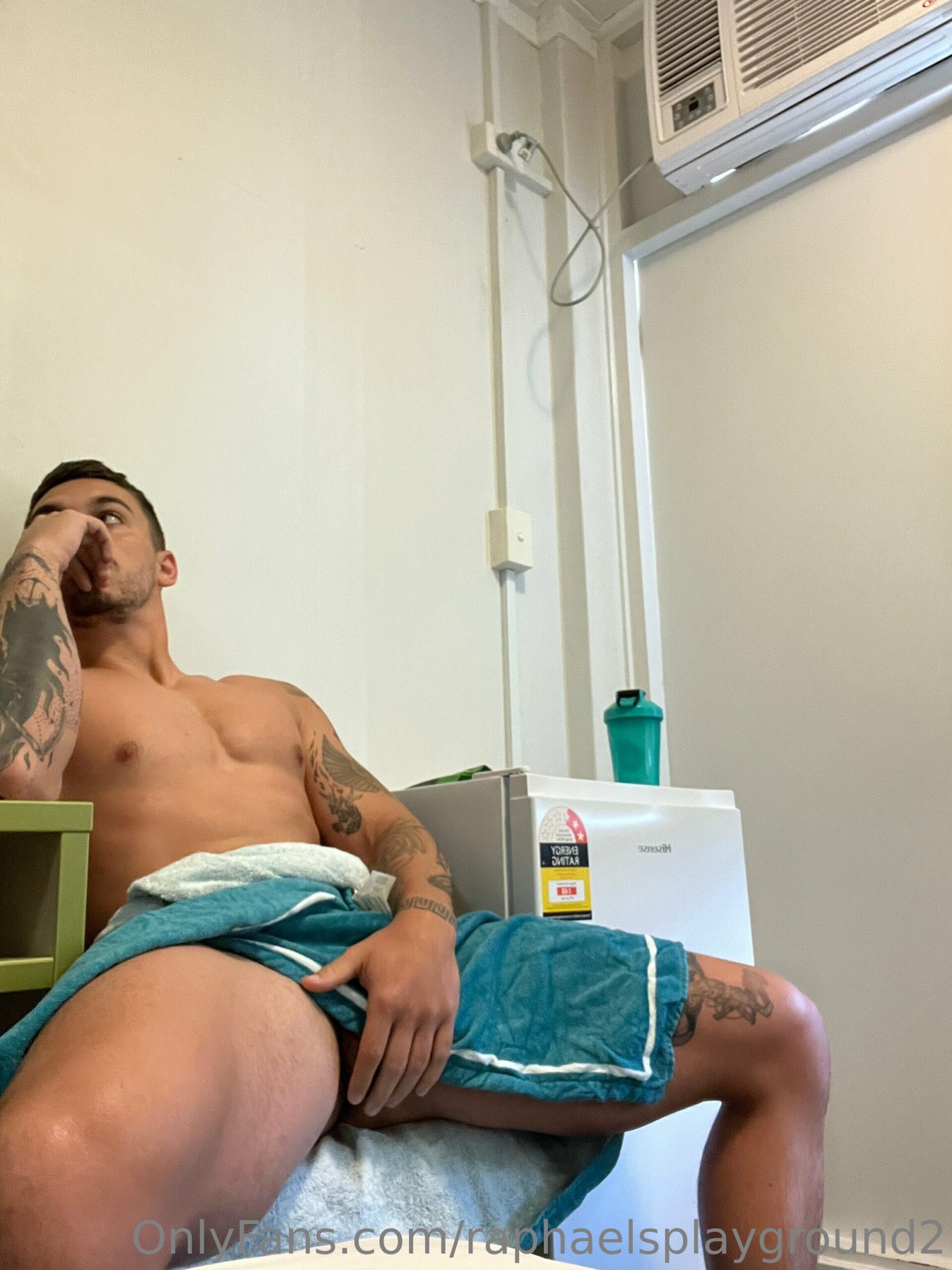 Bulging Raphael Lee onlyfans leak