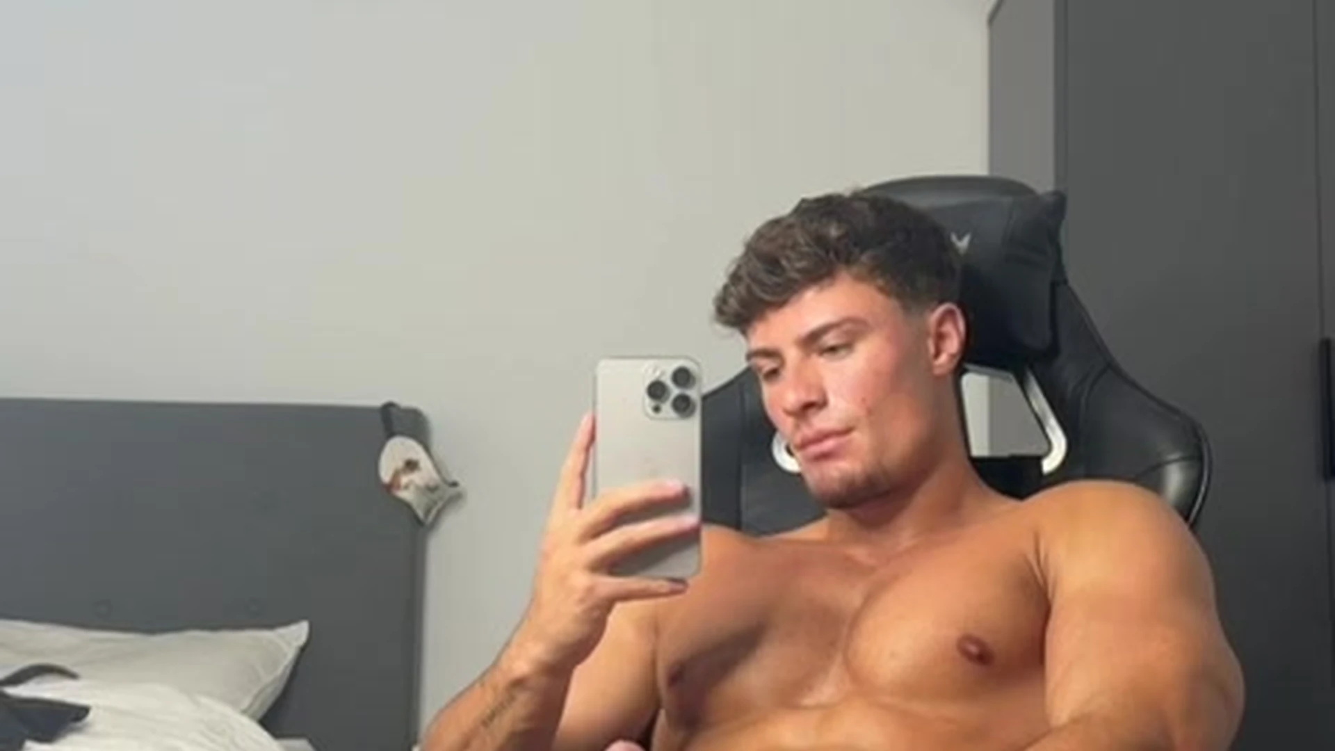 Bareback Juicy James B nude porn leak